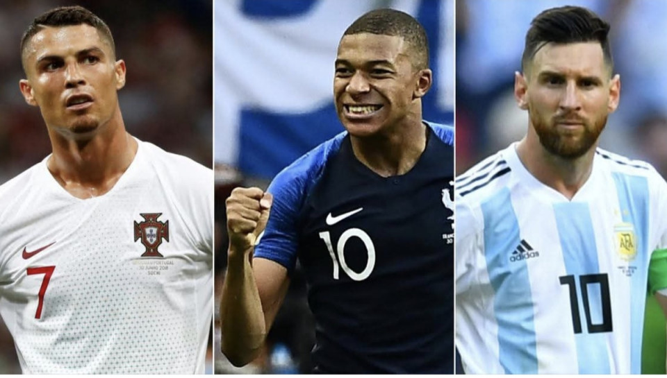 A futballvilág örök kérdése, hogy Lionel Messi vagy Cristiano Ronaldo-e a nagyobb játékos. Kevés olyan labdarúgó van, aki mindkét zsenit testközelből tapasztalhatta meg, de a francia világsztár, Kylian Mbappé közéjük tartozik. A Sorare-nek adott interjújában Mbappé őszintén beszélt a két legendáról, és határozottan visszautasította a róluk kialakult leggyakoribb sztereotípiát.„Messi vagy Ronaldo? Mindkettőjükkel játszottam! Nos, Messivel együtt játszottam, Ronaldo ellen pedig pályára léptem. Cristiano a példaképem, de Leóval is játszottam egy csapatban. És mivel mindkettőjük ellen játszottam, az igazság az, hogy valóban nagyon különbözőek. Nem egyformák.”Mbappé szerint a kettejük közötti kontraszt tette igazán felejthetetlenné a korszakukat, hiszen szinte minden tulajdonságukban egymás ellentétei:„A kettejük közötti rivalizálás jó volt, mert mindenben teljesen szemben állnak egymással. Tudjátok: [Ronaldo] jobblábas / [Messi] ballábas, [Ronaldo] magas / [Messi] alacsony, [Messi] elegánsabb / [Ronaldo] nyersebb, [Ronaldo] robbanékonyabb / [Messi] több látással/játékintelligenciával rendelkezik.”A legkeményebb kritikát azonban azok kapták a francia csatártól, akik megpróbálják leegyszerűsíteni a két zseni sikerének titkát arra, hogy az egyikük pusztán a szerencsés géneknek, a másik pedig csak a konditermi edzéseknek köszönheti a karrierjét.Amikor megkérdezték tőle, egyetért-e azzal a mondással, miszerint „az egyik a kemény munka, a másik a tiszta tehetség”, Mbappé nem köntörfalazott:„Hogy egyetértek-e azzal a mondással: ’Az egyik a kemény munka, a másik a tiszta tehetség?’ Ez egy olyan ember véleménye, aki nem futballozik. Minden vitámban ezt mondom. Nem, ez egy olyan srác dumája, aki nem futballozik! Mert ha képes vagy leülni oda, és azt mondani nekem, hogy Ronaldónak nincs tehetsége, vagy hogy Messi nem dolgozik keményen, az azt jelenti, hogy életedben nem húztál még stoplist, hogy minden áldott nap elmenj edzeni. Egyszerűen nem tudom megérteni, hogyan gondolkodhat így valaki, aki valaha is stoplist húzott, hogy mindennap edzésre járjon.”
