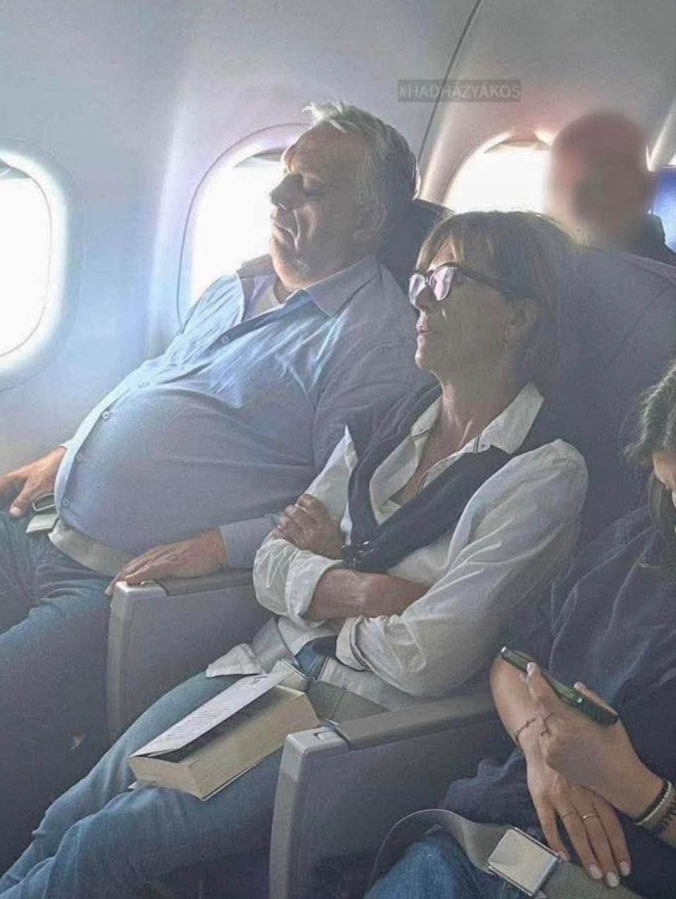 Hadházy Ákos irásaA Főnök ma Wizzair járattal utazott Bilbaóba…Rogán szerint ez lehet a megoldás a Fidesz bajaira.   Ez a kép mindennél jobban mutatja, hogy mekkora bajban van a NER… (mert a fapados utazásra ez az egyetlen magyarázat, ha nem romlottak el a “honvédségi” luxus jetek, vagy nem sztrájkolnak Lőrinc magángépeinek pilótái.