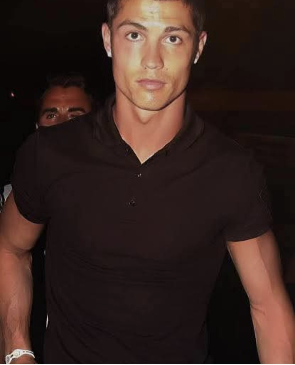 Cristiano Ronaldo egyszer hihetetlen 30 000 eurót költött a legváratlanabb módon – csak azért, hogy megszerezze egy lány telefonszámát. 😅📱A portugál még 2008-ban szokatlan üzletet kötött egy Manchester United masszőrrével, megszerezné neki Kimberly Wyatt énekes telefonszámát, Ronaldo megígérte, hogy féláron eladja neki 60 000 eurós kabrióját. 🚗💰A masszőrnek csak tíz percre volt szüksége. Sikerült megszereznie a számot és átadta Ronaldonak. A szezon végén Ronaldo megtartotta ígéretét, és eladta neki a kocsit mindössze 30 000 fontért. 🤝De a masszőrnek volt jobb ötlete. másnap eladta a Porschét 60 000 fontért. A profitból azon a nyáron egy álomnyaralással kényeztette magát a Maldív-szigeteken.