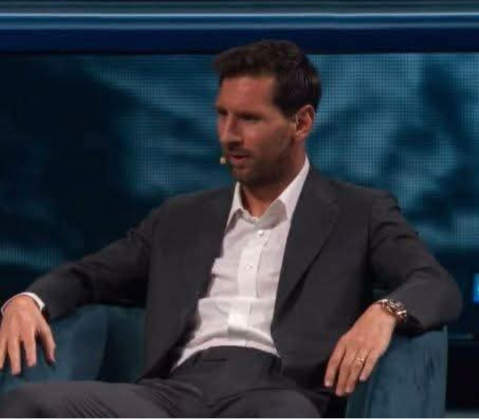 🎙️Leo Messi🇦🇷: „Én vagyok a világ legjobb játékosa? Először is, köszönöm mindenkinek, és üdvözlök mindenkit. Én csak futballozom. Nem érdekel, hogy én legyek a legjobb. Inkább azt szeretném, ha a csapatom lenne a világ legjobbja, mintsem hogy én legyek a világ legjobb játékosa — de a végén úgyis a szurkolók döntenek.”