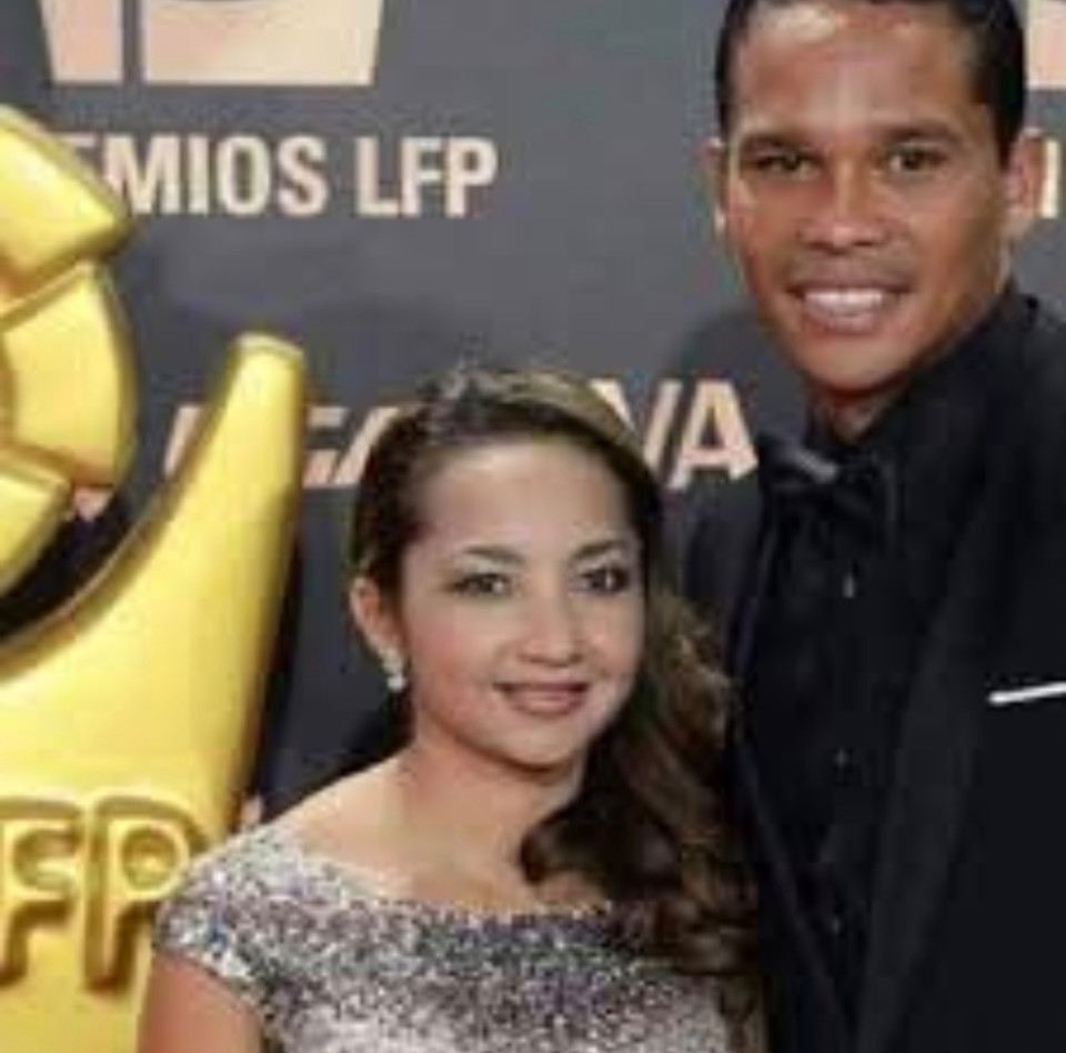 Egy újságíró megkérdezte a kolumbiai sztárfocistát : Neked hogyhogy nem szupermodell a feleséged, mint sok focistának ?Carlos Bacca így válaszolt :"Mert a feleségem volt az egyetlen nő, aki szeretett engem, amikor még halat árultam. Ő volt az egyetlen, aki, amikor a futballban senki voltam, megadta nekem a legszebbet, amit egy nő adhat : a társaságát, a bizalmát és az önzetlen szeretetét; emellett ő a legjobb anya a gyerekeink számára. Hogyne akarnék most nagyszerű életminőséget biztosítani annak a nőnek, aki osztozott velem a szükségben és mégis boldog volt ! A családja támogatott a buszköltséggel, hogy eljárhassak az edzésekre. A rossz időkben velem volt és megérdemli, hogy velem legyen a szép időkben is." Kohári Kati oldaláról