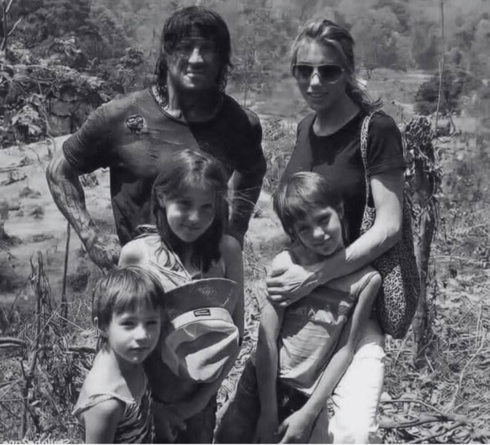 Egykor Sylvester Stallone minden értelemben a padlón volt.Olyan mély szegénységbe süllyedt, hogy egy idő után a felesége ékszereit is el kellett adnia, csak hogy túléljenek.Aztán még rosszabb lett minden: hajléktalanná vált.Igen — három éjszakát egy New York-i buszpályaudvaron aludt, mert nem tudta kifizetni a lakbért, és ételre sem futotta.A legmélyebb pillanat akkor jött el, amikor egy italbolt előtt megpróbálta eladni a kutyáját egy idegennek.Egyszerűen nem volt pénze etetni őt.25 dollárért adta el.És sírva sétált el.Két héttel később Stallone megnézett egy bokszmeccset Muhammad Ali és Chuck Wepner között.Az a küzdelem szikrát gyújtott benne.Hazament, és 20 óra alatt megírta a Rocky forgatókönyvét.Amikor el akarta adni, egy stúdió 125 000 dollárt ajánlott érte.De volt egy feltétele: ő akart lenni a főszereplő.A stúdió nemet mondott.„Egy igazi sztárt akarunk” — mondták.Azt is hozzátették, hogy furcsán néz ki.Furcsán beszél.Stallone fogta a forgatókönyvet, és elsétált.Hetekkel később visszatértek: 250 000 dollárt ajánlottak.Ő nemet mondott.Majd 350 000-et.Megint nemet mondott.A történet kellett nekik — de ő nem.Stallone azonban tudott valamit:ha ez a film elkészül, neki kell Rockynak lennie.Végül a stúdió beadta a derekát.35 000 dollárt fizettek a forgatókönyvért —és engedték, hogy ő játssza a főszerepet.A többi történelem.A Rocky elnyerte az Oscar-díjatLegjobb film, Legjobb rendezés és Legjobb vágás kategóriában.Stallone-t Legjobb színésznek jelölték.A filmet később beválasztották a Nemzeti Filmarchívumba, mint minden idők egyik legnagyobb alkotását.SENKI nem tudja, mire vagy képes — csak te.Az emberek megítélnek majd a külsőd alapján.Az alapján, amid van — vagy amid nincs.Az alapján, ahol most épp állsz az életben.De harcolj akkor is.Harcolj a helyedért.Harcolj a történetedért.Harcolj a dicsőségedért.SOHA ne add fel.Még akkor sem, ha mindent elveszítesz.Még akkor sem, ha padlón kell aludnod,vagy el kell adnod azt, amit a legjobban szeretsz.Amíg lélegzel — a történeted nem ért véget.Harcolj tovább.Álmodj tovább.Őrizd meg a reményt.És menj, szerezd meg.U.i.: Miután a Rocky siker lett, Stallone megkereste azt az embert, aki megvette a kutyáját — és 10 000 dollárért visszavásárolta.