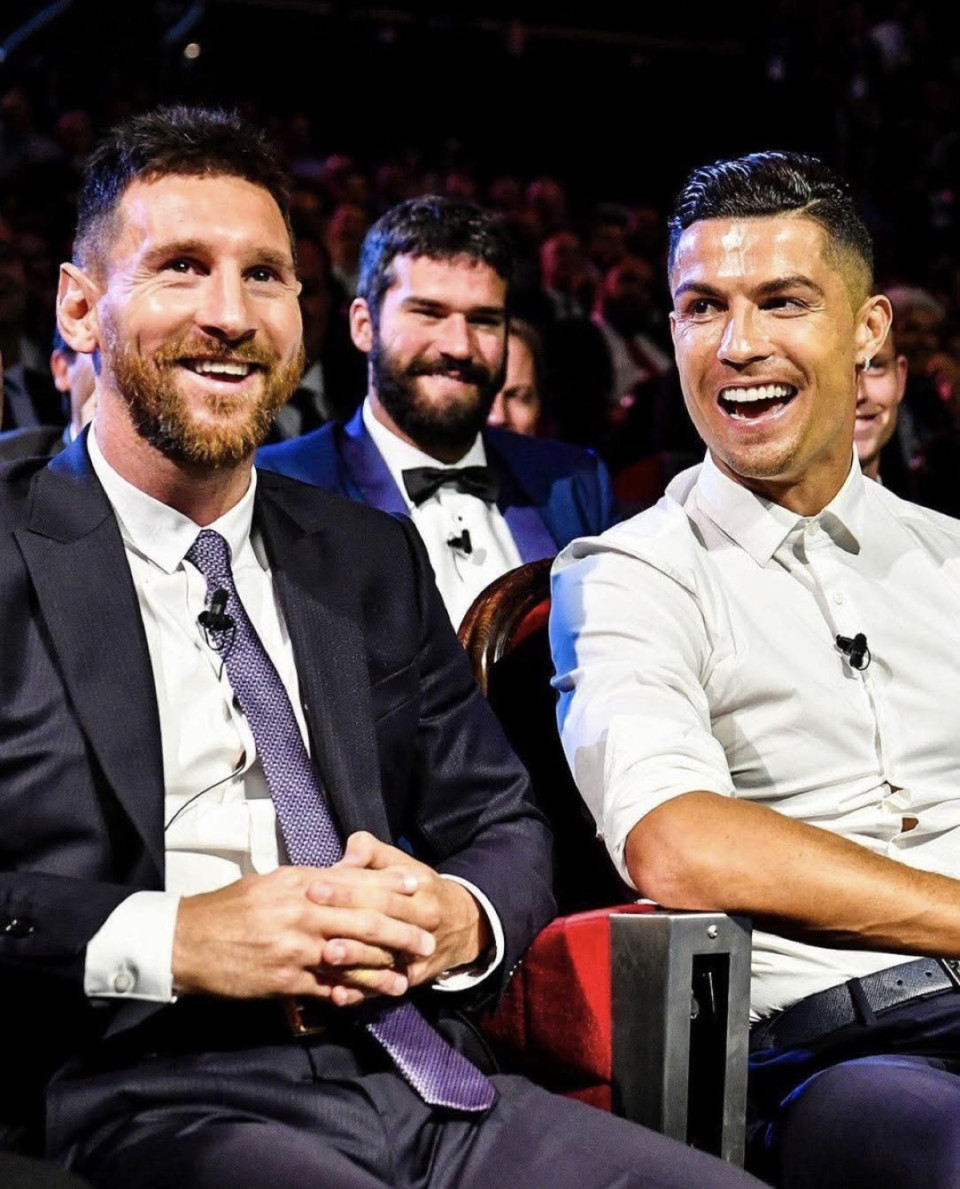 🚨 Lionel Messi a rivalizálásról Cristiano Ronaldoval:„Ami történt, az egy gyönyörű sportbeli rivalizálás volt.” 🥹🤝🏻„Ez valami természetes a futball világában. Én a FC Barcelona játékosa voltam, ő pedig a Real Madrid CF játékosa, és mindenért versenyeztünk, csapatként és egyénileg is, ezért az emberek mindig összehasonlítottak minket.”„De a kapcsolatunk mindig jó és tiszteletteljes volt, és minden, ami történt, kizárólag sportbeli dolog volt. Nem volt benne semmi személyes.” ❤️„Nem találkoztunk gyakran a meccseken vagy díjátadókon kívül, és mindig jó viszonyban voltunk.”„Most már életünk más szakaszában járunk, de ami történt, az egy gyönyörű sportbeli rivalizálás volt.”