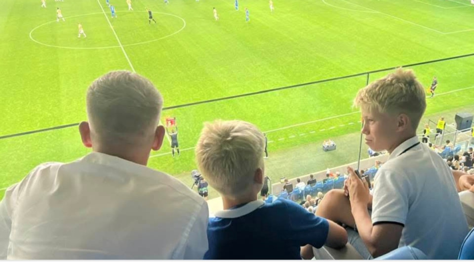 Magyar Péter írásaTegnap este két hét után végre találkoztam a két kisebbik fiammal, akik évek óta az MTK igazolt játékosai és profi focisták szeretnének lenni. Az volt a kívánságuk, hogy a csapattársaikkal együtt nézzük meg este az MTK- Fradi meccset.Egy éve nem voltam velük felnőtt meccsen és tavaly február óta magyar stadionban, ezért örömmel elfogadtuk az egyik csapattársuk édesapjának a meghívását a saját páholyukba.A meccs felejthető volt, bár az MTK bombagóllal egyenlített a Fradi ellen.A rogáni propaganda, a megafonos élcsapattal az élen eközben hozta a formáját. A saját VIP páholyukból fotóztak és azon vergődtek, hogy én dőzsölök és nem merek emberek közé menni😂 Srácok, ez annak fényében különösen vicces, hogy a Megafon közpénzen kitartott propagandistáiként ti minden válogatott és Fradi meccsre 50 darab VIP jegyet kaptok ingyen…és ellentétben velem ti korábban nem jártatok évtizedekig Fradi meccsre.Azt is írtátok, hogy azért nem mentem emberek közé, mert a Fradi szurkolók hangosan szidalmaztak. Nos a valóság az, hogy Kubatov - autónepper - Gábor felbújtására a Fradi szektor egy része az MLSZ elnökét gyalázta válogatott módon, míg én a meccs után fél óráig szelfiztem mindkét tábor tagjaival. Kevés lesz ez srácok, mint a digitális polgári körökben a valóság😎