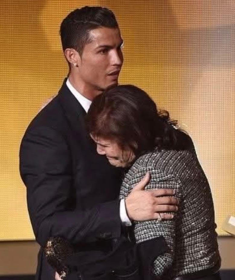Egy újságíró egyszer megkérdezte Cristiano Ronaldótól:„Miért él még mindig veled az édesanyád? Miért nem építettél neki egy saját házat?”Cristiano megható szavakkal válaszolt:„Az édesanyám az egész életét nekem szentelte. Olyan áldozatokat hozott, amit szavakkal nehéz kifejezni – gyakran éhesen feküdt le, csak hogy én ehessen. Nem volt pénzünk, de ő fáradhatatlanul dolgozott – a hét minden napján, éjszakánként is, mint bejárónő –, csak hogy megvehesse nekem az első futballcipőmet, hogy valóra válthassam az álmom: focistává válni.Minden, amit elértem, minden sikerem, az ő rendíthetetlen szeretetének és áldozatainak köszönhető. Mindent neki köszönhetek. Amíg élek, mindig velem lesz. Már mindent megkapott, amit adhatok, de ami még fontosabb: ő az én menedékem, az erőm, és a legnagyobb áldás az életemben.”