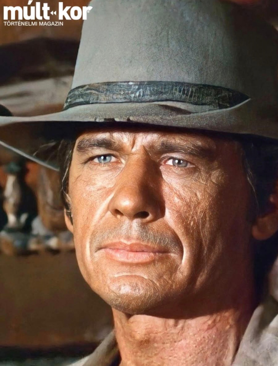 Charles Bronson, a litván-tatár származású színész, nem volt a szavak embere, sem a filmvásznon, sem a való életben – elmondása alapján saját gondolatai jobban szórakoztatták, mint másoké. Mielőtt színész lett, dolgozott bányászként, részt vett a II. világháborúban, de bokszolóként is kereste kenyerét. Kevesen tudják, hogy a litván mellett folyékonyan beszélt oroszul és görögül is. Már 39 éves volt, amikor első igazi sikerét aratta A hét mesterlövész című filmben, majd sorra következett A nagy szökés, A piszkos tizenkettő, A halál ötven órája, az ikonikus Volt egyszer egy Vadnyugat és a Bosszúvágy 1-5.  Második feleségével, Jill Irelanddel tizenhárom filmben szerepeltek együtt, Hollywood egyik kedvenc párosának számítottak – a színésznő halálát sosem tudta feldolgozni. 2003. augusztus 30-án hunyt el, nyolcvanegy esztendősen.