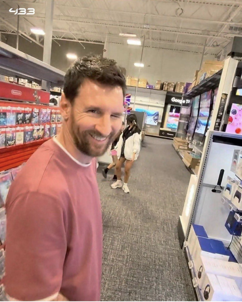 Messi éppen vásárolgatott, amikor néhány rajongó megállította, hogy fotózkodjanak vele és autogramot kérjenek ✍️Az a mosoly… 😉 Egyszerűen nem lehet őt utálni 🙏