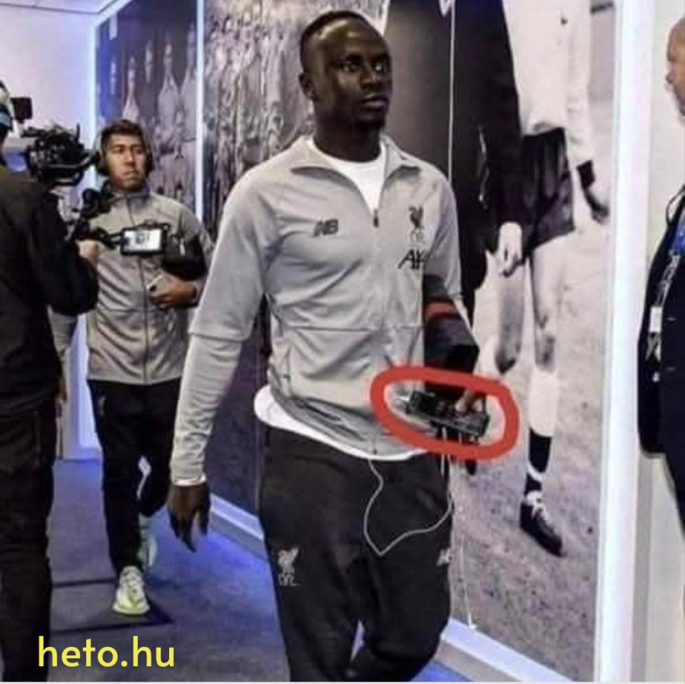 "Egy szenegáli születésű futballista, Sadio Mane, akit ma a világ legjobb 3 futballistája közé sorolnak, évente 15 millió eurót keres, és egy régi, törött képernyős mobiltelefonnal jár, holott napi 5000 iPhone-t vásárolhatna akkor sem fogyna el a pénze!  Egy interjúban megkérdezték tőle, miért ezt az ócskaságot használja. Így válaszolt: "És mi a francért akarnék 10 Ferrarit, 20 gyémántórát vagy két repülőgépet, vagy ezer iPhone-t? Inkább iskolákat építek, stadiont  a városomban, ruhákat biztosítok és ételt a legszegényebb szegénységben élő embereknek, valamint havonta 70 USD-t adok személyenként Szenegál nagyon szegény régiójában minden lakosnak, hogy javuljanak a családi pénzügyei. "