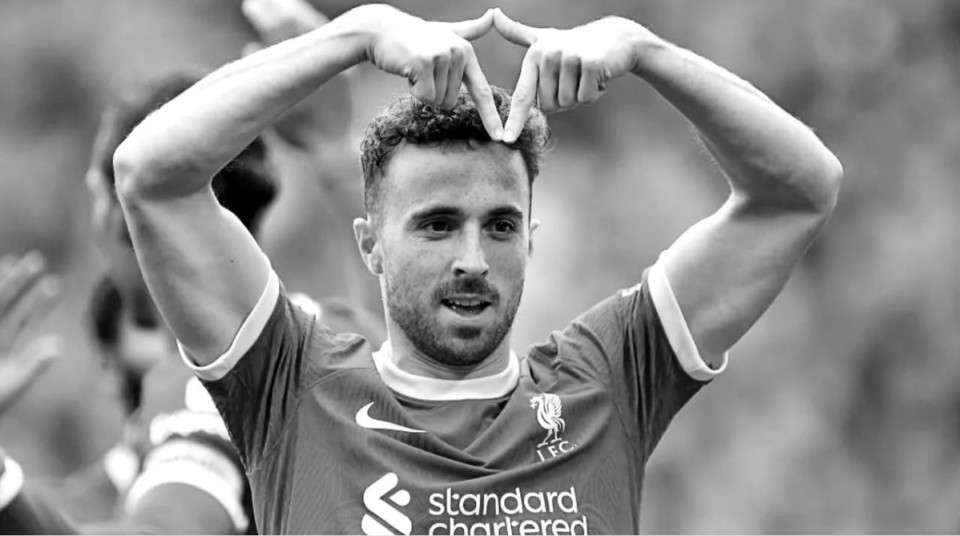 A hivatalos FIFA szabályzat szerint, ha egy játékos elhunyt:* A játékos szerződése automatikusan megszűnik, mintha természetesen lejárt volna.* Sem a klub, sem a játékos képviselői nem igényelhetnek további anyagi kártérítést.* A klub köteles megfizetni a játékos összes pénzügyi jogosultságát a haláláig, és ezeket a jogos örökösnek (gyermek, házastárs stb.) fizetik ki. ).Mi lenne, ha a játékosnak még mindig aktív szerződése lenne?* A szerződés a halál időpontjától azonnal megszűnik, az összes díjat addig a napig megfizetik.De miért állította a Liverpool, hogy ők bontották fel a szerződést?* Így tovább tudnák fizetni a játékos bérét az eredeti szerződés lejártáig, a kifizetések pedig a családjához kerülnek. Jota esetében a feleségéhez. * A klub elkötelezte magát arra is, hogy gyermekei teljes körű oktatási költségeit fedezi egy életre.Több, mint egy klub.