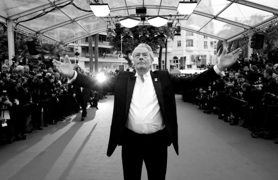 Ma lenne 90 éves Alain Delon. Amikor elhunyt, ezt írtam:A huszadik század egyik legnagyobb európai filmsztárja. Bizonyos pillanatokban a legnagyobb. Már ő sincs is itt - ment Belmondo után a felhők fölé rivalizálni. Közhely, de a Delon név, csakúgy, mint a Belmondo, fogalom. Egy bizonyos sárm, jelenlét meghatározására szolgál. A név leghíresebb viselőjének látványos és hangos élete volt, sok ikonikus filmpillanattal, a magánéletben számos ellentmondással és botránnyal. Nekem mindig lesz egy részem, amelyik Alain Delon szeretne lenni, éjjel-nappal napszemüvegben lenni.