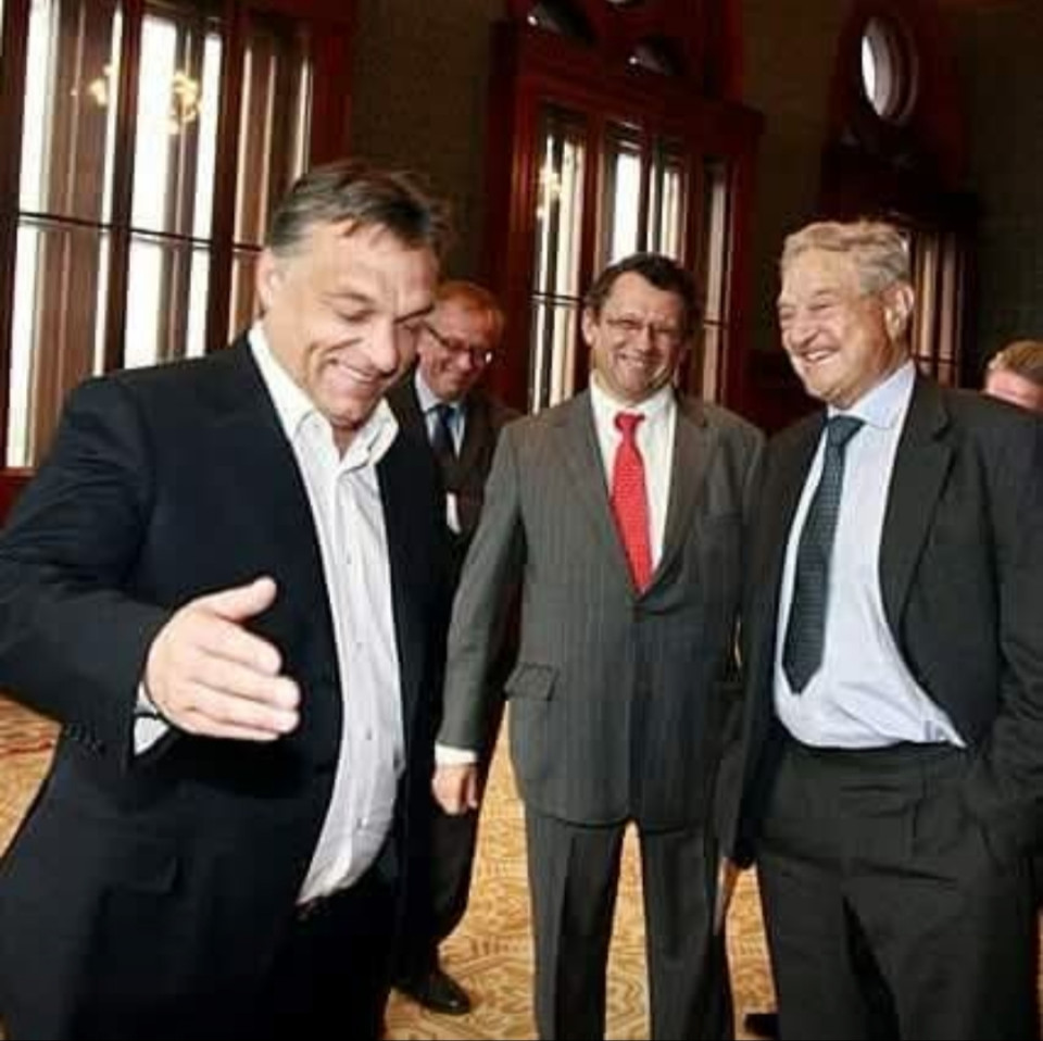 Juszt László írása Mi volt a baj a CEU-val? Miért kellett kiutálni Magyarországról?Volt egy egyetemünk.Világszerte ismert professzorok, külföldi diákok százai érkeztek ide, tudományos műhelyei nemzetközi hírűek. Az ország pénzébe alig került, miközben  Budapest hírnevét öregbítette. Egyszer csak kiderült róla, hogy veszélyes. Veszélyes, mert alapítója George Soros. Az a Soros György, akinek a támogatásával indult a Fidesz. És ettől kezdve a történet már nem az egyetemről szólt. 2017-ben az Orbán kormány módosította a felsőoktatási törvényt. A szabályozás kifejezetten a CEU működését nehezítette meg. Röviden Orbán kiutálta egykori támogatójának egyetemét. A kérdés az, hogy miért? A CEU nem bezárt. Nem szűnt meg. Elköltözött. Oda, ahol szívesen látják - Bécsbe.Mert Bécs számára a CEU nem politikai ellenfél volt, hanem érték.Magyarország saját magát fosztotta meg egy nemzetközileg elismert intézménytől.A kérdés csak az, hogy ha olyan káros volt, mint amilyennek lefestették, akkor Ausztria miért örül neki?A válasz talán nem is az egyetemről szól?Mert a CEU ügye nem felsőoktatási vita volt, hanem a Soros György körül évekig épített politikai boszorkányüldözés. Jelképe lett Orbán politikai fordulatának.