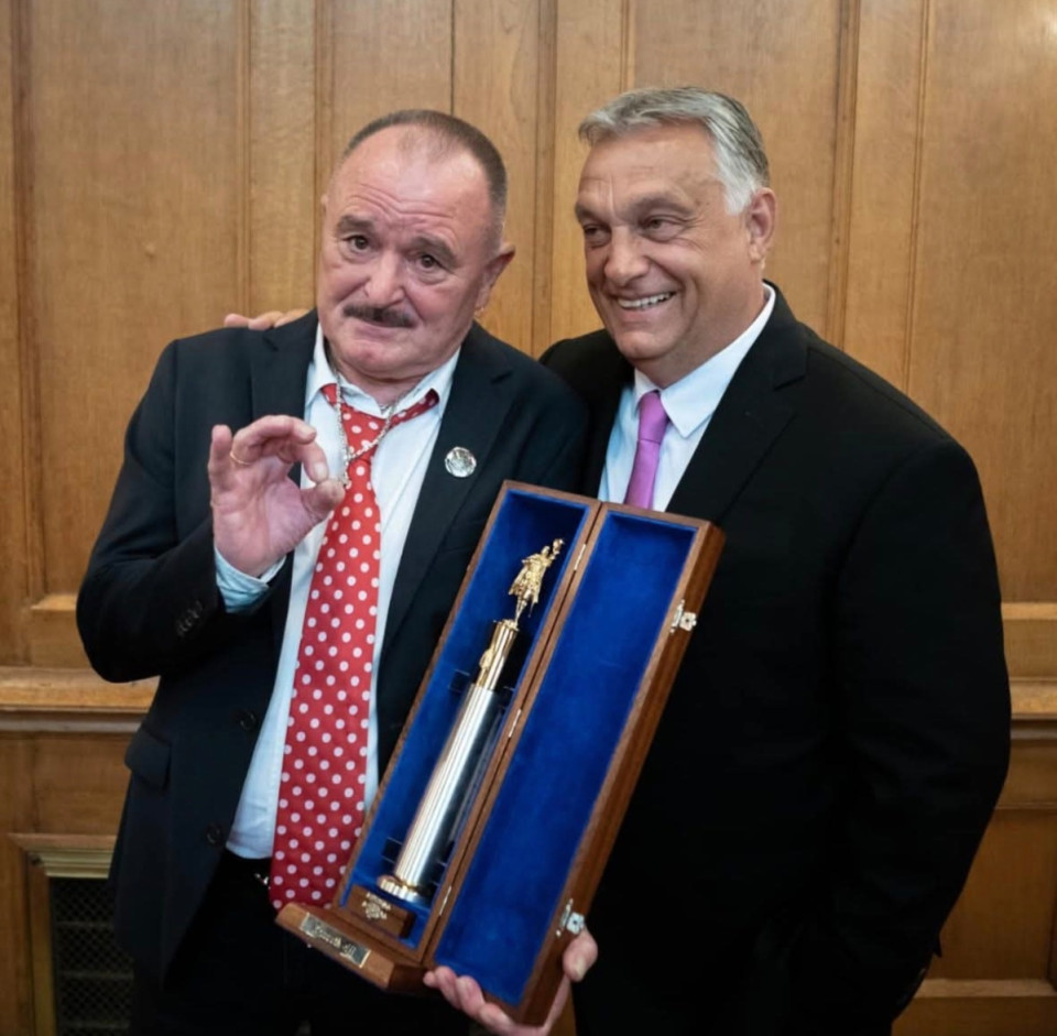 Dobrev Klára írásaAzonnal vonják vissza Nagy Feró Kossuth-díját!Nagy Feró úgy fogalmazott a Szőlő utcai igazgató ügyéről: „Ő csak kereste a pénzt ezzel, lányokat futtatott, a lányok is keresnek pénzt, mindenki jól járt, nem?”A Szőlő utcai borzalmakról beszélt így – arról az ügyről, ahol a javítóintézet igazgatóját azzal gyanúsítják, hogy lányokat futtatott, miközben az intézményben alkalmazta őket. Emberkereskedelemről és kényszermunkáról van szó, állami gondozott, fiatal lányok kiszolgáltatottságáról – és erre egy Kossuth-díjas művész ennyit tud mondani? Milyen ember az ilyen?Ez szégyen.Aki így beszél az áldozatokról, az nem méltó sem a Kossuth-díjra, sem arra, hogy példaként állítsák bárki elé.Ezért kezdeményezem a Kossuth-díj visszavonását.Ezt nem lehet szó nélkül hagyni.
