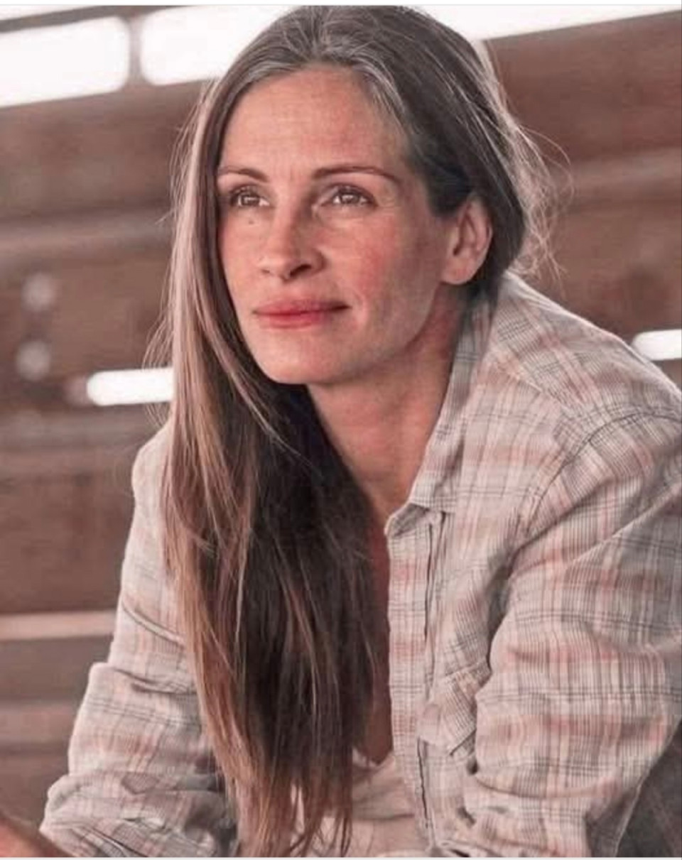 Julia Roberts nemrég a koráról és arról beszélt, miért néz ki idősebbnek, mint sok kortárs művész, akik továbbra is fiatalnak akarnak kinézni."Méltósággal, humorral, derűvel öregszem..Nem folyamodom emeléshez vagy botoxhoz, és tudom, hogy hollywoodi mércével a karrieremet kockáztatom. Ha azért nem akarnak szerepet adni, mert öregnek látszom, az azt jelenti, hogy én producerem a projektet, és én választom ki, akit akarok. Az a fontos, hogy ne vegyük túl komolyan ezt a munkát.Tudom, hogy sok anyuka küzd a megélhetésért: ezek a komoly problémák, azok a nők, akiket csodálok, akik szépek és jók akkor is, ha minden nehéz. Őszintén szólva, más félelmeim is vannak...Aggódom a gyerekeimért, hogy nem tudom megvédeni őket senkitől, aki ki akarja használni őket.. Nekem fontosabb, hogy jól legyek és jól éljek a családommal..Áldott vagyok és értékelem mindazt amim van!. Minden nap hálás vagyok a férjemnek és a gyerekeimnek. Ezért számomra a nap legfontosabb pillanatai sosem azok, amiket forgatásra töltök, hanem amiket reggelizek, mert mindenről beszélünk...Ez egy varázslatos pillanat. "Milyen szép dolog a földbe ültetni és a marketing könnyelműsége nélkül a lehető legteljesebbé élni.Azért vagyunk értékesek, akik vagyunk, nem azért, ahogy kinézünk!!!.