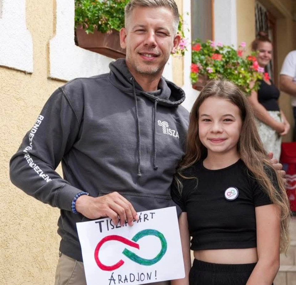 Magyar Péter írásaSokan kérdezik, hogy miként lehet minden nap elviselni az aljas, hazug lejárató propagandát. Hogy hogyan lehet fegyvertelenül felvenni a küzdelmet az korrupt hatalom hadseregével.Íme egy pillanat a csodálatos magyar vidékről, Zalavárról.Hát így. ❤️🤍💚