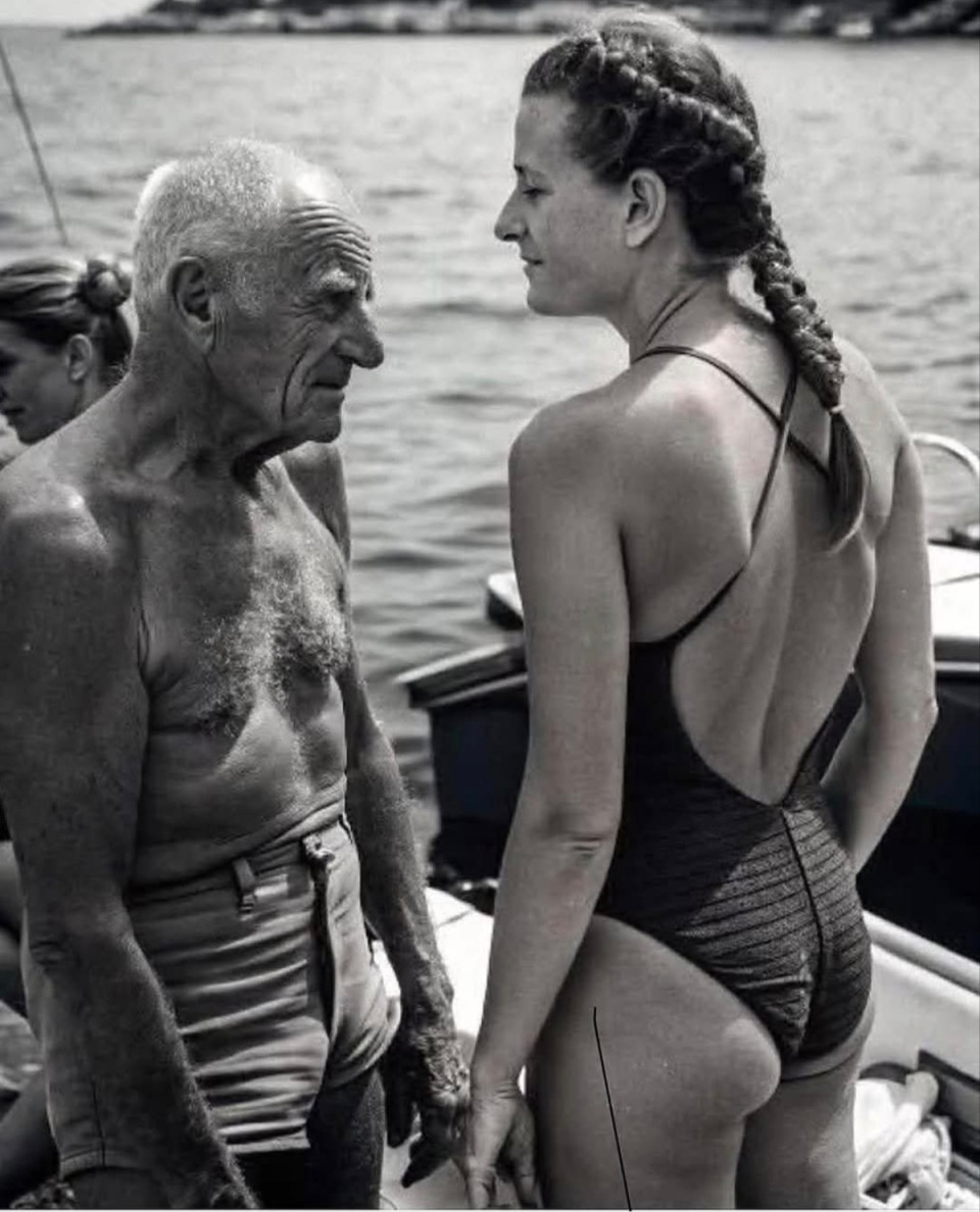 🐬2009-ben az olasz szabadtüdős búvárlegenda, Enzo Maiorca Szicíliánál, Szürakuszánál merült a lányával, Rossanával, amikor valami egészen rendkívüli történt.Miközben ereszkedtek a mélybe, Enzo hirtelen gyenge bökést érzett a hátán. Megfordult, és egy delfint látott – de az nem játékból jött oda. Segítséget kért.A delfin alámerült, és Enzo követte. Körülbelül 15 méter mélyen találtak egy másik delfint – egy elhagyott halászhálóba gabalyodva. Enzo azonnal szólt a lányának, hogy adjon egy kést, majd óvatosan kiszabadította az állatot.Abban a pillanatban, amikor a delfin szabaddá vált, egy olyan hangot adott ki, amit Enzo később így írt le: „szinte emberi sírás volt.”Amikor a delfin felért a felszínre, a búvárok észrevették, hogy vemhes nőstény volt – és néhány pillanattal később meg is született a borja, nyílt vízben.A hím delfin körbeúszta az esemény helyszínét, majd lassan Enzóhoz úszott, orrával gyengéden megérintette az arcát – mint egy csók – és eltűnt az óceán mélyén új családjával.Később Enzo így nyilatkozott:„Amíg az ember nem tanulja meg tisztelni és megérteni a természet nyelvét, addig soha nem fogja megérteni, hol van a helye ezen a Földön.”🧭 Egy erőteljes emlékeztető: a természet beszél hozzánk – ha hajlandóak vagyunk meghallgatni.