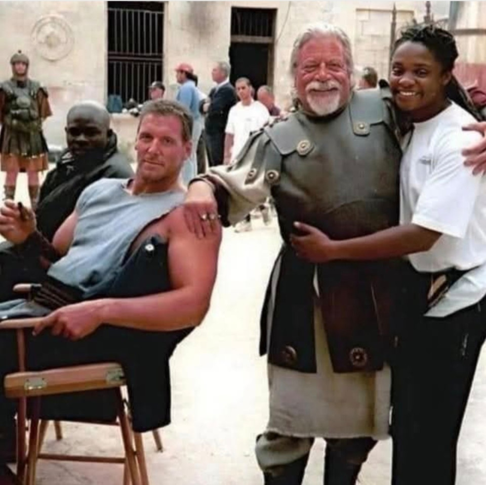 A Gladiátor forgatása alatt Oliver Reed (Proximo) egy bárban halt meg, miután ivóversenyre hívott ki egy csoport matrózt. Reed 8 korsó sört, 12 pohár rumot, fél üveg whiskyt és egy pohár konyakot ivott meg. Ez a fotó  röviddel a halála előtt készült róla.