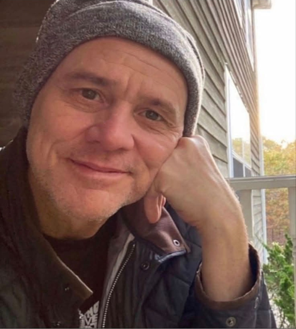 🌿„Egyszer írtam egy 10 millió dolláros csekket… és eltettem a pénztárcámba, mintha valódi lenne.”Abban az időben még a lakbért sem tudtam kifizetni.Egy furgonban aludtam a családommal, és voltak napok, amikor csak konzervlevest vacsoráztunk.De az a papírdarab az én módom volt arra, hogy azt mondjam magamnak: ennyit érek, még ha a világ ezt még nem is látja.Rengeteg elutasítás ért.Azt mondták, „túl furcsa” vagyok, „túl kifejező”, „túl őrült”.De én tudtam, hogy ez az őrület az előnyöm.Valahányszor valaki becsukott előttem egy ajtót, odafordultam a csekkhez.Azt mondtam neki: tarts még ki egy kicsit, hamarosan valódi értéked lesz.Öt évvel később pontosan 10 millió dollárt kaptam a Dumb és Dumber (Dilibogyók) című filmért.Egyenesen elővettem azt a régi, pénztárcámban gyűrögetett csekket.Sírni kezdtem.Nem a pénz miatt… hanem mert megígértem magamnak valamit, és be is tartottam.„Sose becsüld alá annak az erejét, hogy hiszel valamiben, ami még nem létezik.Néha a világnak csak arra van szüksége, hogy te lásd meg először.”~ Jim Carrey