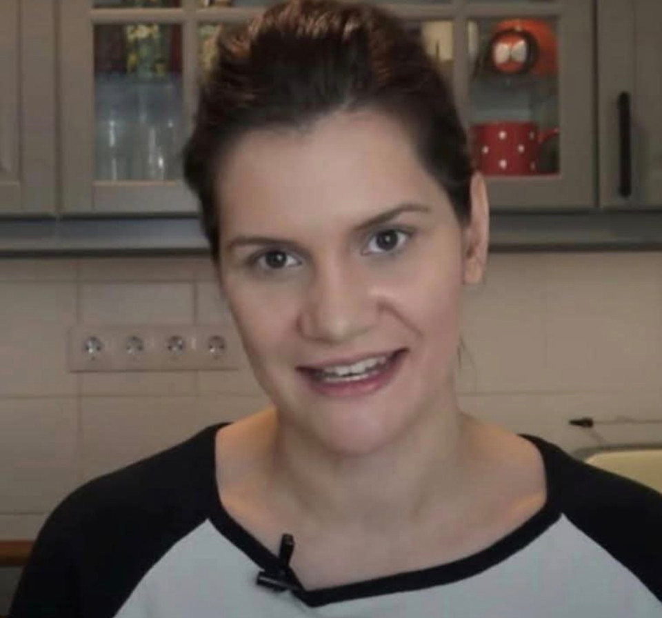 POTTYONDY EDINA: "Az a megtiszteltetés ért, hogy az ország leggyávább embere, a miniszterelnök politikai igazgatója és a Fidesz kampányfőnöke belém mélyesztette méregbe mártott fogait.Kedves Orbán Balázs!Bármennyire is hihetetlen, engem egy cseppet sem zavar, ha a miniszterelnököt kitalált mesehőshöz hasonlítják. Csak azt nem értettem, hogy miért éppen Amerika Kapitányt találták erre a legalkalmasabbnak, amikor Döbrögitől Gollamon át egészen Káig, A dzsungel könyve legendás kígyójáig bőven akadt volna olyan karakter, aki jobban illik a Főnihez. Kicsit zavarban vagyok, hogy ezt épp Önnek kell magyaráznom, aki még az ‘56-os forradalomból is azt a tanulságot vonta le, hogy fegyverrel nem szállunk szembe a zsarnok, imperialista birodalommal. Ugyanis Amerika Kapitány az a hős, aki a legreménytelenebb helyzetben is a harcot választja, és az utolsó leheletéig küzd a gyilkos agresszorral szemben. Ahogy Önök mondanák, Amerika Kapitány egy háborúpárti karakter.Azt is szeretném jegyzőkönyvbe venni, hogy állításával ellentétben nem azt fejtegettem, hogy ne lehetnének jobboldali politikusok pozitív karakterek, csak azt jegyeztem meg, hogy Lázár Jánost enyhe túlzás sikeres cégvezetőként és feltalálóként ábrázolni, ahogy Szijjártó Péterről sem az jut az ember eszébe, hogy egy vicces, kedves, barátságos figura, mint Pókember.Ahogy azt sem értem, hogy a videóban hol talált utalást arra, hogy szakítsuk meg a diplomáciai kapcsolatainkat az illiberális országokkal. Pusztán arra hívtam fel a figyelmet - ahogy ezt Kitti barátnőmnek is mondtam, amikor súlyos párkapcsolati válságban volt -, hogy mindig van középút a “leszopni” és a “nem beszélni vele” hozzáállás között.Tegyük azt is tisztába, hogy nem kértem számon semmiféle békepárti álláspontot, mindössze arra hívtam fel a figyelmet, hogy az erőszaktevő mellé állni nem erőszakellenes álláspont. Önök nem békepártiak, hanem orosz csicskák. Nem a békét akarják, hanem Putyin győzelmét óhajtják. És még csak az sem érdekli Önöket, hogy hány magyar katona életébe kerül az elégtelen felszerelés vagy a légvédelem hiánya, a civil áldozatokról nem is beszélve.Abban egyetértünk, hogy a háborús pszichózis életekbe kerül, és súlyos gazdasági károkat okoz. Amiben viszont eltér a véleményünk, hogy szerintem a háborús pszichózisban nem Európa és a liberálisok, hanem Moszkva szenved. Putyint még Trump sem tudta rábírni a fegyverszünetre, de nyilván Ön erre is azt fogja mondani, hogy csak azért, mert az európai vezetők és a libsik nem engedték. Hahaha. Mókás kis szőrpamacs maga, Balázs!A személyemre vonatkozó sorait - bár tudom, hogy sértésnek szánta - megtiszteltetésnek veszem. Az Ön megvetése számomra egyszerre jutalom és elismerés. Ezt úgy tudom viszonozni, hogy felhívom becses figyelmét arra, hogy a napokban megjelenő könyvemben van egy hosszabb elbeszélés egy 2031-ben zajló ukrán-magyar háborúról, amelyben Önnek is a jelentőségéhez és a jelleméhez mért szerep jutott. Remélem, hogy megkarcolja a cinizmusból, aljasságból, önhülyítésből és szolgaságból eszkábált szamovárt, amit a személyisége helyére növesztett.Üdvözlettel: Pottyondy Edina2025.11 07.