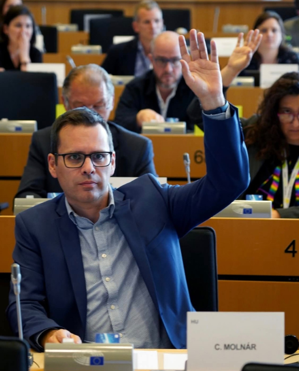 Elfogadta a javaslatomat az EP Költségvetési Ellenőrző Bizottsága: csak az kaphasson EU-s pénzt, aki csatlakozik az Európai Ügyészséghez.Ez az a szerv, amitől Orbán úgy fél, mint ördög a tömjéntől. Mert tudja: ha egyszer oda bekerülnek a papírok, akkor ott nincs Polt Péter (vagy az új fideszes, aki helyette lesz), aki elintézi, hogy ne legyen belőle ügy.Aki nem fél az igazságtól, annak nem kell félnie az Európai Ügyészségtől sem.Ha nem akarjuk, hogy a magyaroknak járó pénzek az Orbán-családnál kössenek ki, akkor csatlakozni kell az Európai Ügyészséghez. Orbán persze mindent elkövet, hogy Magyarország kimaradjon belőle. Hát most azon dolgozunk, hogy ne lehessen. Uniós pénz jár – de csak annak, aki hajlandó elszámolni vele.Az EU nem pénzautomata a korrupt miniszterelnököknek. És mi nem fogjuk hagyni, hogy a magyar embereknek szánt támogatás Orbán strómanjainak zsebében landoljon.Ez a mai egy fontos győzelem a tisztességes Magyarországért.🇭🇺🇪🇺