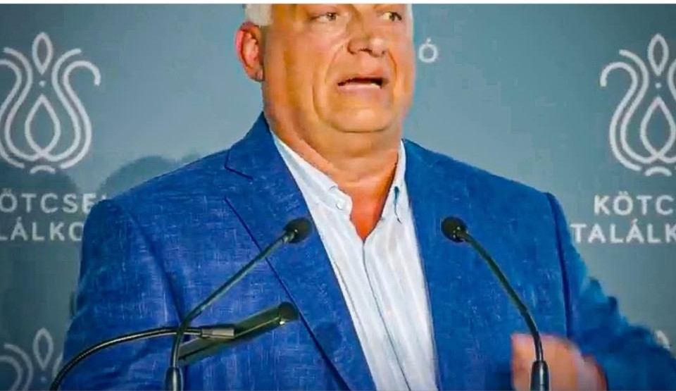 Déri Tibor irásaOrbán Viktor ma Kötcsén újra bebizonyította, hogy a hazugságra, az uszításra és a félelemre építi politikáját. Miközben kordonnal zárják körbe a pikniket, sötétített autókban érkeznek, és a sajtót távol tartják, a miniszterelnök arról beszél, hogy ők nyílt politikát folytatnak. Cinikusabb mondat kevés hangzott el a rendszerváltás óta.Orbán szerint a „kiskakasból nem lesz nagykakas”. Ez a mondat tökéletesen megmutatja, hogy mennyire retteg egy valódi ellenféltől, aki nem a régi játszmák része. Amikor már viccek és Chuck Norris-idézetek mögé kell bújnia, világos: nincs válasza a jövő kérdéseire.A legveszélyesebb viszont az, amit az orosz–ukrán háborúról mondott. Orbán szerint Oroszország győzött, Ukrajnát felosztották, és Európa haldoklik. Ez nem elemzés – ez Kreml-propaganda, amit a magyar kormányfő visszhangoz. Orbán a saját népe előtt mondja ki: szerinte nincs remény Európának, nincs remény Ukrajnának. Ez hazaárulás szavakban, mert Európa a mi hazánk is, és Ukrajna győzelme a mi biztonságunk záloga.Azt állítja, Magyarország „levált az európai modellről”. Ez annyit jelent: leváltunk a jogállamról, a szabadságról és a jólétről. Leváltunk a szövetségeseinkről, és odakötöttük magunkat Moszkvához és Pekinghez. Ez nem siker, hanem zsákutca.És amikor arról beszél, hogy „minden fel lesz jegyezve és minden el lesz rendezve”, egy dolgot árul el: Orbán nem kormányozni akar, hanem bosszút állni. Ez a politikája lényege: félelem, megosztás, zsarolás.Egy dolgot viszont nem mondott ki Kötcsén: hogy a magyar emberek 2026-ban véget fognak vetni ennek a rendszernek. Nem ő fogja „felizmosítani” a V4-eket és „bevenni Brüsszelt”, hanem a magyar választók fogják kivinni Magyarországot a NER börtönéből.Orbán Viktor Kötcsén nem a jövőt mutatta meg, hanem a múltat: a félelem politikáját, a szűklátókörűségét és a Kreml szolgálatát. És ez a múlt hamarosan véget ér.