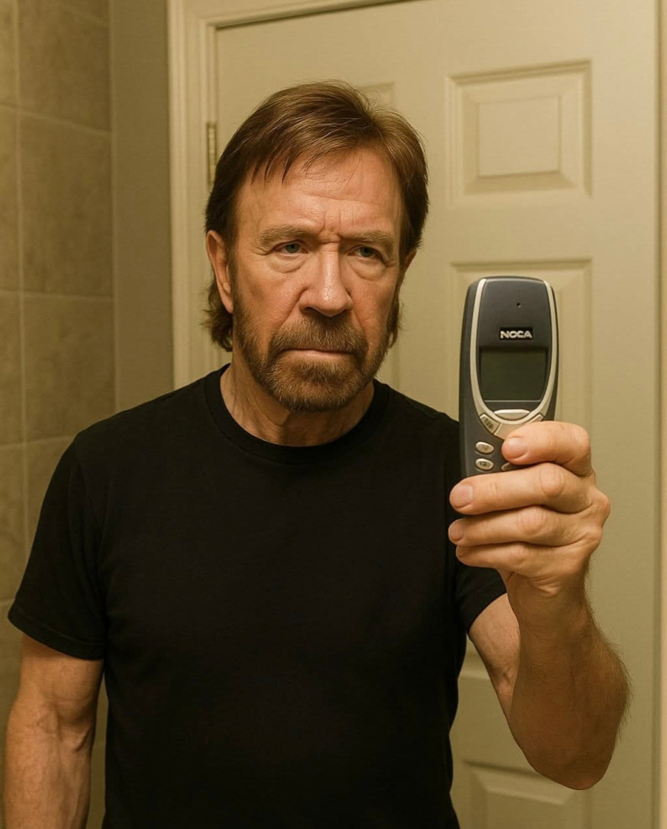 Tudtátok, hogy a világ első szelfijét Chuck Norris készítette egy kikapcsolt Nokia 3310-essel? 🤔😅