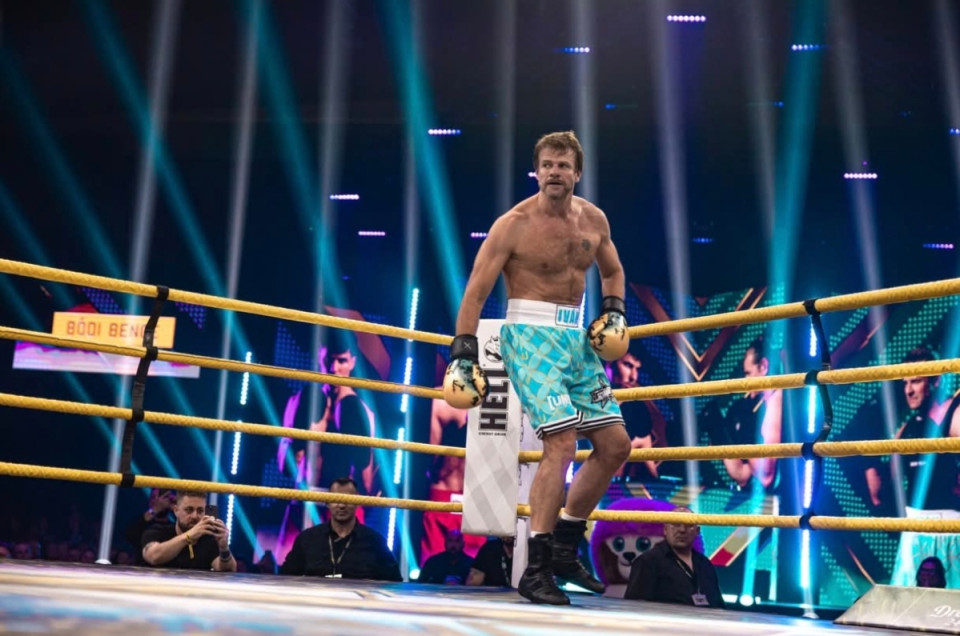 G.w.M és Ambrus Attila sem akart Bódi Bence ellen kiállni a Sztárboxban, Kamarás Iván elárulta ő miért vállalta el a felkérést!A vasárnap esti Sztárboxban férfi középsúlyban Bódi Bence és eredetileg Kocsis Dénes küzdöttek volna meg a Szuperdöntőbe jutásért. Dininek azonban súlyos vállsérülése miatt felkellett adnia a küzdelmet, a válla még a Pápai Jocival vívott meccs alatt ment ki kétszer is. Bár akkor helyre tették, ez nem gyógyult olyan mértékben, hogy ringbe tudjon lépni Bódi Bence ellen. Új ellenfelet azonban nehéz volt találni, hiszen se G.w.M, se Ambrus Attila nem vállalta a meccset - Bence felesége, Rebeka szerint azért, mert nem szerettek volna Bence ellen megküzdeni. Sokan nem értették azt sem, hogy Kamarás Iván akkor mégis miért mondott erre igent, amikor utólag  elmondta, hogy ő sem bízott egyáltalán a sikerben. Közösségi oldalán lerántotta a leplet az okokról, valamint közölte: eltört az orra, valamint izomszakadása lett."Részleges vádli izomszakadás és egy kis orrtörés, de jól vagyok-leszek!❤️Sokan kérdezitek, miért vállaltam ezt?! 30 éve dolgozom színészként, áldott és szerencsés vagyok, hogy töretlen az utam. Amikor jött a felkérés, hogy Bence ellen boxoljak, tudtam, hogy nagyon erős,hatalmasakat üt és 31 éves. Mondhattam volna nemet, de azt éreztem, bele kell állnom. Tudtam, hogy igen jó eséllyel, itt most nem én fogok fürdeni a dicsfényben, de annyi ragyogást kaptam már, meg kell mutatnom most a küzdést, a tökéletes kép mögötti esendő ember csatáját, amivel ti is harcoltok, nap, mint nap. Ha ezzel sikerült egy kicsit is biztatnom titeket arra, hogy küzdjetek akkor is, ha több mint nehéz, már megérte!Mert meg sem próbálni könnyű,de beleállni a lehetetlennek tűnő kihívásba, ahhoz kell az igazi erő!Hihetetlenül hálás vagyok azoknak, akik ebben is velem tartottak és boldogság, ha néhányatoknak egy kis erőt és hitet adott ez az este. Szívből köszönöm, hogy ebben az őszinte utazásban is velem tartott Hidvégi Gyuri, Oroszi Bertold, Sánta Feri, Keresztély Niki és természetesen TI, elmondhatatlanul köszönöm, hogy vagytok!❤️❤️"