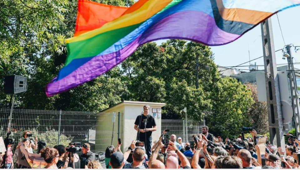 Karácsony Gergely írásaA gyanúsítotti kihallgatáson tett nyilatkozatom:A gyanúsítást megértettem, azzal szemben panasszal élek, bűncselekményt nem követtem el.Budapest Főváros Önkormányzata, amelynek főpolgármesterként törvényes képviselője vagyok, 2025. június 28-án önkormányzati rendezvényként szervezte meg a Budapest Büszkeség menetét. Az önkormányzati rendezvényen való részvételre én magam is felhívtam a polgárokat.A büntető törvénykönyv szerint a terhemre rótt bűncselekmény elkövetéséhez három tényállási elemnek kellene teljesülnie: Egy: megtiltott, kettő: a gyülekezési jogról szóló törvény hatálya alá tartozó gyűlést, három: szervezni vagy az azon való részvételre felhívni kell.Az állami és az önkormányzati rendezvények nem tartoznak a gyülekezési törvény hatálya alá. Az államnak vagy az önkormányzatoknak nincsen a „gyülekezéshez való joga”, az csak a polgároknak és szervezeteiknek van a közhatalommal szemben. Egészen világosan rögzítette ezt az állampolgári jogok országgyűlési biztosától az Alkotmánybíróságig minden mérvadó jogszolgáltató szerv. Mostanáig egyetlen olyan eset sem történt ismereteim szerint, amikor akár az állam, akár helyi önkormányzat, vagy bármelyik állami szerv gyülekezési törvény hatálya alá tartozó gyűlésnek tekintett volna bármely állami vagy önkormányzati rendezvényt.A gyanúsítás éppen ezért nyilvánvalóan megalapozatlan. Ezt a büntetőeljárást a tisztelt nyomozó hatóság kormányzati utasításra, politikai okból folytatja. Éppen ezért kérdésekre nem válaszolok. Majd a bíróságon megküzdök az igazamért. Sajnálom Önöket, hogy ahelyett, hogy a valódi ügyeikkel foglalkozhatnának, ebben kell részt venniük.Minden autoriter rendszer eljut odáig, hogy megpróbálja elnyomni a vele egyet nem értőket. Ehhez hasonló kihallgatásokat látott már a magyar történelem. Én büszke leszek arra, amikor az unokáim dokumentumgyűjteményben olvasni fogják ezt a jegyzőkönyvet. Mert nem fog sikerülni a szabadságot és a szerelmet sem betiltani, sem elnyomni.