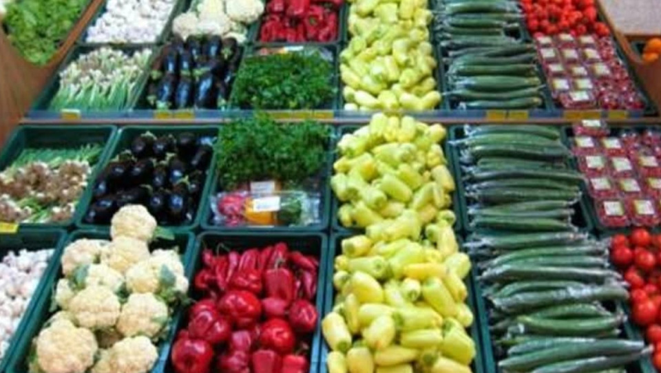 Juszt László írásaEnnyire csak egy amnéziásnak lehet rövid a memóriája!Azt olvasom egy fidesz-rajongó idősebb hölgytől, hogy milyen nagyszerű ez a kormány, amelyik a nyugdíjon kívül, most 30.000 forintos élelmiszerutalvány “ad”. Akkor emlékeztetek: az év elején még arról szólt Orbán és Nagy Márton, hogy egy kártyát kapnak a nyugdíjasok, amin gyűlik a zöldség-gyümölcsre kifizetett összeg ÁFÁ-ja, - havi 15.000 forint - s ezt visszakapják a nyugdíjasok. Azaz évi 180.000 forinttal beljebb leszünk. (Csak zárójelben kérdezem: hol van az a nyugdíjas, akinek annyi zöldségre, gyümölcsre jut, hogy abból 15.000-nyi ÁFA jön össze?)Ehhez képest tartunk most az egyszeri, összesen 30.000 forintos utalványnál, ami csak 22.000, hiszen ebből is lejön az ÁFA. Arról nem is beszélve, hogy ezt is a kereskedőkkel hiteleztetik. Hol vagyunk már attól, hogy “az sem igaz, amit kérdeznek”? Már az sem igaz, amit gondolnak!