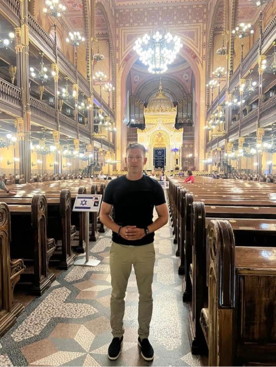Magyar Péter írása <br /><br />20 éve jártam utoljára Budapest egyik legcsodálatosabb épületében, a Dohány utcai Zsinagógában. <br /><br />Ma egy hirtelen ötlettől vezérelve betértem ide a fiaimnak is megmutatni az 1859-ben megnyitott mór stílusú épületet, ami a világ második legnagyobb zsinagógája.<br /><br />Köszönjük Ildikónak a szíves körbevezetést és a magyar történelem szép és rendkívül szomorú részeinek bemutatását! <br /><br />Shalom.