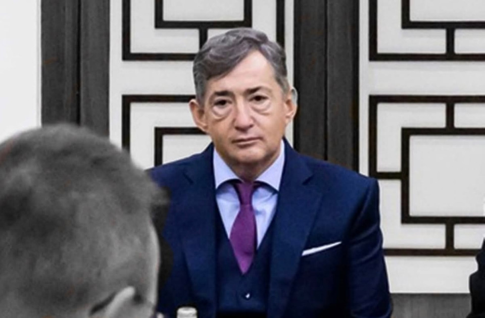 Dr. Tóth Bertalan írása⛔️Megszabadulnának Mészáros Lőrinctől sajtóértesülések szerint – elkezdődött a belső háború a Fideszben!‼️🍊Ez amúgy várható volt. A belső leszámolás mindig megelőzi az efféle rendszerek bukását.〽️👉Ez például most úgy kezdődött, hogy kiderült: szakítani akar Mészáros Lőrinc cégeivel a Nemzetgazdasági Minisztérium (NGM) és az Építési és Közlekedési Minisztérium (ÉKM) a vasúti beruházások terén. A Szabad Európa információi szerint a két tárcának elege lett a drága, jellemzően nem határidőre elkészülő beruházásokból, amiken sokszor még az alvállalkozókat sem fizetik ki rendesen. Az NGM részéről állítólag egyértelművé tették, hogy Mészáros Lőrinc céges érdekeltségeit nem akarják a reptéri vasúti koncesszió fővállalkozói között látni. A vasúti szakmában „elrettentő példaként” emlegetik a GSM-R2 vasúti informatikai fejlesztést, valamint a Belgrád–Budapest vasútvonalat, amelyeknél egy Mészáros-cég volt a fővállalkozó. A vasúti munkákat végző R-Kord több alvállalkozót még mindig nem fizetett ki, a munkák minőségét jegyzőkönyvekben kifogásolta a MÁV. Ráadásul több szakaszt valótlan tartalmú jegyzőkönyvek alapján adtak át, emiatt rendőrségi nyomozás is folyik.✋Viccesnek tűnhet, de a két tárca most úgy próbálja „kiszorítani” Mészáros Lőrinc cégeit az állami közbeszerzésből, hogy bezárják az eddigi korrupciós kiskapukat: minden esetben pontos, reális, piaci ajánlati árat tüntetnek fel, ami azt jelenti, hogy a nyertes nagyjából tíz százalékos hasznot érhet el, ami töredéke annak a gyakran 30 százalékos árrésnek, amellyel a Mészáros-cégek dolgozni szoktak.Ugyancsak egységesen kikötötték mindegyik közbeszerzésben, hogy a kivitelező nem hivatkozhat utólag árváltozásra – korábban ugyanis gyakran előfordult, hogy az állam azért fizetett jóval többet egy elvégzett munkáért, mert a kivitelező azt mondta, hogy megdrágult az anyagköltség.💵Na, ez az igazi lebukás. Mert azzal, hogy hogy a két minisztérium most úgy próbál feltűnni, mintha a verseny és a tisztesség, átláthatóság és megvesztegethetetlenség bajnokai lennének, pont azt bizonyítják, hogy eddig a közpénzek intézményesített lenyúlása zajlott.😡🫰A fentiek alapján az már nem is meglepő, hogy sajtóértesülés szerint kormányzati körökben felmerült: Orbán Viktor a választások után (annak eredményétől függetlenül) „megszabadul” Mészáros Lőrinctől és másra bízza a Fidesz gazdasági hátországának irányítását.🆘A Fidesz korrupt rendszere úgy próbálja elkerülni a bukást, hogy felzabálja a saját gyermekét.❗️Ez már tényleg a NER végvonaglása. A hajó süllyed, és bár a haszonlesők még bizakodnak, csak idő kérdése, mikor kezd el közülük valaki beszélni.