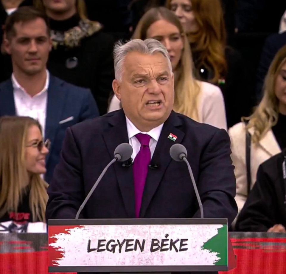 Déri Tibor irása🇭🇺 Remélhetőleg ez volt az utolsó október 23-ai beszéde miniszterelnökként…Ma ismét megtörtént a csoda: a „szabadság vándora” leereszkedett a Kossuth térre, hogy a „béke fővárosából” – vagyis a gyűlölet és megosztottság kormányzati központjából – elmagyarázza nekünk, mit is jelent 1956. Mert ki más tudná jobban, mint az az ember, aki 15 éve szisztematikusan számolja fel mindazt, amiért akkor az emberek utcára mentek?Orbán Viktor ma is mindenkit köszöntött, csak épp az igazságot nem. Zászló lobog, szív dobog, Viktor beszél – a jól ismert háromfelvonásos dráma, amit mostanra már unalomig játszanak a Nemzeti Egyhazugságszínházban. A lyukas zászló a mellkasán pedig különösen szimbolikus: valaha az a szabadság jelképe volt, ma inkább a kiüresedett lelkiismereté.Azt mondta, „mi, a szabadság vándorai”. Hát igen, ő tényleg vándorolt: 1989-ben még a szovjetek kivonulását követelte, 2025-ben meg már Putyin legjobb magyarországi barátja. Az út hosszú volt, de legalább jól fizetett.Azt is mondta, „Békemenet”. Nos, béke – amíg Moszkvában nem szólnak másképp. Békemenet, ahol mindenki egyetért, mert aki nem, az már régen „háborúpárti” lett. Békemenet, ahol az emberek a békéért vonulnak, de valójában a háborús propagandát éltetik.„Megvédtük a gyerekeket!” – harsogta. Valóban, megvédték őket a minőségi oktatástól, a tisztességes tanároktól, a jövőtől meg a Zsolti bácsiktól. Micsoda siker!„Migránsmentes ország!” – persze, mert a fiatalok már rég elmentek, a vendégmunkások meg csendben dolgoznak a rabszolgatörvény alatt.„Brüsszel kifogyott a pénzből!” – érdekes, mert valahogy mindig a miniszterelnök barátainál landol az, ami „kifogyott”.És amikor azt mondja, „nem hajszoljuk a világi dicsőséget” – hát tényleg nem. Ő már megkapta. Palotákban, kastélyokban, jachtokon és magánrepülőkön, Hatvanpusztán. Mindezt természetesen a magyar emberek iránt érzett alázatból.Majd jött a csúcspont: „Ha mozdulni kell, mozdulunk, ha suhintani kell, suhintunk a golyóstollal!” – Igen, Viktor, tudjuk. 2026 tavaszán mi is suhintunk. Csak mi nem szavazólapokat akarunk kiszakítani, hanem a rendszert a helyéről.Aztán megszólította a fiatalokat: „Le kell jönni a gépekről!” – mondja az az ember, akinek a hatalma a propagandagépezetre épül, és aki nélkül a közmédia három másodperc alatt leállna, mint egy elromlott mosógép.És végül elérkezett a nagy konklúzió: „1956-ban szabadság vagy szolgasors, ma háború vagy béke.”De valójában 2025-ben a választás így hangzik: szabadság vagy Orbán.És mi pontosan tudjuk, melyiket választjuk.Remélhetőleg jövő október 23-án már nem egy ember, hanem egy nemzet szól majd a Kossuth téren. Nem a hatalom, hanem a szabadság.És akkor végre elhiszi a világ, hogy Magyarország nem egy ember mondataiból, hanem tízmillió ember szívveréséből áll. 🇭🇺