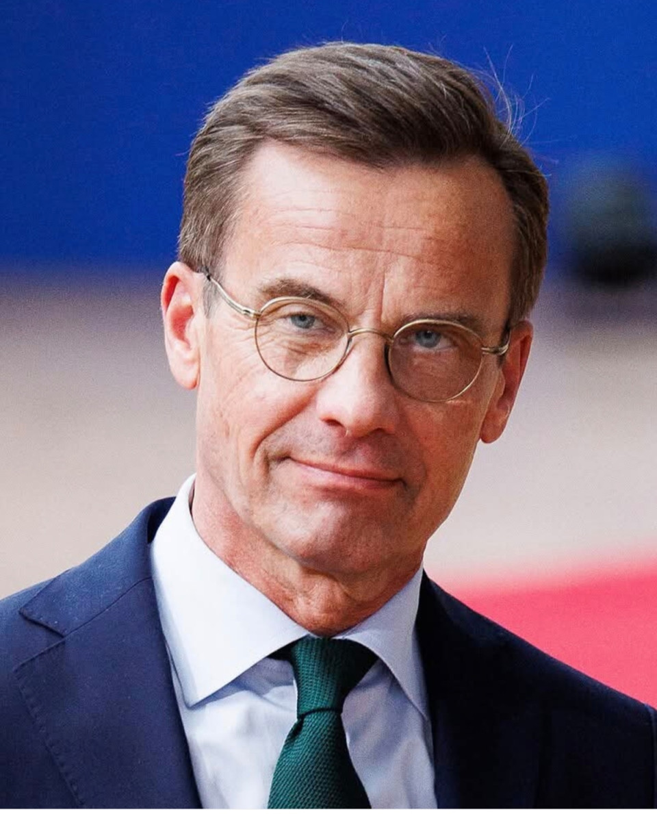 A svéd miniszterelnök, Ulf Kristersson rendkívüli levele egy olyan ország miniszterelnökéhez, amely egyre inkább sodródik kifelé a modern és civilizált világbólKedves Viktor!Tudom, hogy választási kampány zajlik az országodban, és most valóban küzdesz a hatalomért. Mi azonban nem avatkozunk bele a kampányodba, és nem is kívánunk annak részesei lenni.Svédország és a svéd nép mindig is Magyarország és a magyar emberek barátai voltak. A barátaitok voltunk a kormányod előtt, mellettetek álltunk a kormányod idején, és azok maradunk a kormányod után is.Emlékezz arra, mi történt, amikor Hitler zsidók elleni népirtása elérte Magyarországot – és arra, hogy Svédország 1944-ben Raoul Wallenberg diplomatát küldte Budapestre, különleges küldetéssel: hogy megmentsen annyi magyar életet, amennyit csak lehet. Tízezrek maradhattak életben a magyar zsidók közül, mert ideiglenes védelmi útlevelet és oltalmat adtunk nekik. Aztán, amikor a Szovjetunió megszállta Magyarországot, Wallenberget erőszakkal Moszkvába hurcolták, és soha többé nem tért vissza. Ő meghalt, de tízezrek élete megmenekült. És ha kellene, ma is megtennénk ugyanezt.Emlékszünk arra is, mi történt 1956-ban, amikor a Szovjetunió brutálisan leverte a magyarok szabadságvágyát, és később kivégezték Nagy Imre miniszterelnököt, aki a demokratizálásért dolgozott. Amikor az orosz tankok szétzúzták a magyar szabadságharcot, a magyar nép az ENSZ-hez és minden nyugati hatalomhoz fordult segítségért – de alig akadt, aki meghallotta a kiáltást.Egy ország azonban szolidaritást vállalt veletek: Svédország.Kitártuk karjainkat a szabadságharcosok és disszidensek előtt. Engedtük, hogy emigráns ellenzéket építsetek a kommunizmus ellen – akkor is, ha ez kockázatos volt számunkra. Megtettük, mert ez volt a helyes. Ma több mint 40 000 magyar származású ember él Svédországban, sokan az 1956-ban érkezett menekültek leszármazottai. Jól integrált, megbecsült közösséget alkotnak nálunk.A demokratikus államok akkor és most is kiállnak egymásért, és szembehelyezkednek azokkal, akik más népeket próbálnak elnyomni. Ezért támogatjuk ma is azokat a demokratikus országokat, amelyeket orosz tankok fenyegetnek. Akkor Magyarország volt soron – ma Ukrajna. És ha most nem cselekszünk, holnap ki tudja, melyik ország lesz a következő.Ezért fejezzük ki rendszeresen aggodalmunkat a magyarországi fejlemények miatt. Magyarország visszanyerte a szabadságát, de azt meg is kell védeni. Ezért kérdezzük meg, amikor leülsz kávézni annak az országnak a vezetőjével, amely 1956-ban eltiporta honfitársaid szabadságharcát, és ma megtámadta a szomszédodat, Ukrajnát.Magyarország és a Nyugat nem attól lesz erősebb, ha bezárja az ajtót barátai előtt, vagy ha megtámadja saját szövetségeseit – és mindazt, ami megkülönböztet minket a barbárságtól: a demokráciát és a jogállamiságot.Engedd meg, hogy néhány bölcs gondolatoddal zárjam a levelet – saját szavaiddal, 2007-ből:„Mint a Nyugat új generációja, üzenetünk a nálunk fiatalabbaknak az, hogy ragaszkodjanak a nyugati típusú Magyarországhoz, ne hagyják, hogy letérjünk erről az útról. Hogy szeressék, hogy Magyarország nyugati ország, amely hisz az emberek szabad akaratában és a kölcsönös felelősségvállalásban. Az olaj keletről jöhet, de a szabadság mindig nyugatról jön. A demokráciát pedig nem lehet felülről irányítani – csak az emberek szívéből nőhet ki.”Végül szeretném tolmácsolni Svédország tiszteletét a magyar nép iránt, és szabad, békés, sikeres választásokat kívánni az országodnak.