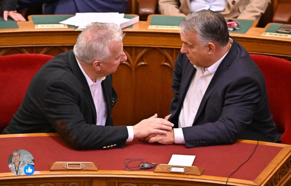 Juszt László írásaAzért ez megint egy igen kacifántos húzás. A szuverenitásra oly rettenetesen kényes miniszterelnök felkérte a szlovák kormányfőt, hogy helyettesítse az uniós csúcson, miközben két helyettese is van, s tudomásom szerint egyik sincsen akadályoztatva. Semjén Zsolt és Pintér Sándor.Mit mondott ezzel?A.) A kormány egyedül én és csakis ÉN vagyok.B.) Az általam választott helyetteseim még arra sem jók, hogy pár óráig engem pótoljanak.C.) Inkább a “tótokban” bízok, mint bármelyik kollegámban.Nem kívánom, de ha történetesen lebetegszik, akkor kit fog felkérni helyettesítésre? Vucsicsot, vagy az amúgy itt bujkáló valamelyik külföldi politikus bűnözőt? Ennyit a folyamatosan veszélyeztetett szuverenitásról.Egyébként a Fidesz Alaptörvénye rendelkezik a miniszterelnök helyettesítéséről:Az Alaptörvény 18. cikke, 5. bekezdésben (a Kormányról szóló részben) a következőt írja: „A miniszterelnököt a kijelölt miniszter helyettesíti.”Ezek szerint Ficot kooptálta a magyar kormányba Orbán?