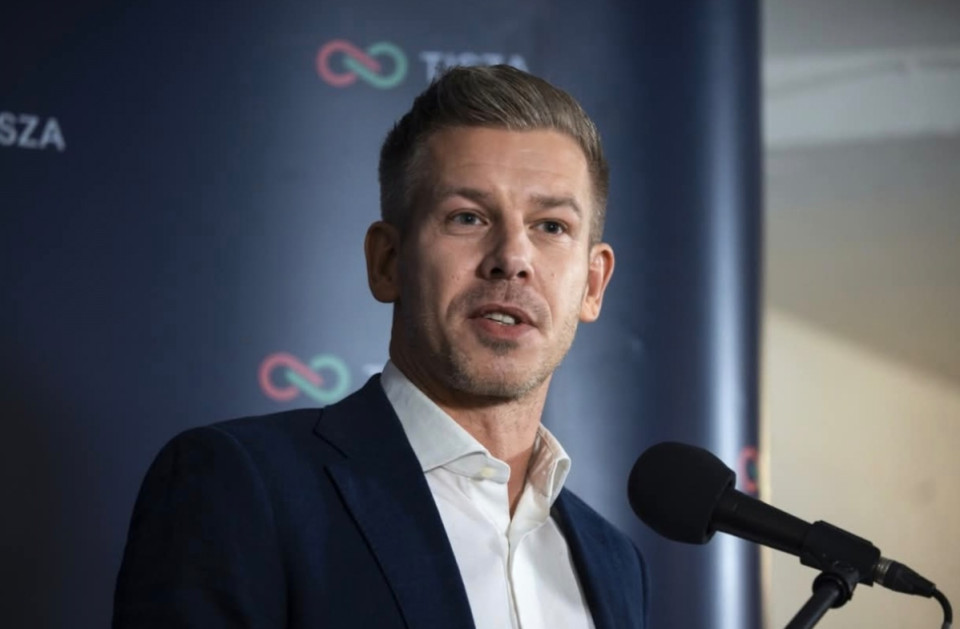 Magyar Péter: Orbánék eladták MagyarországotMagyar Péter reagált az amerikai-magyar megállapodásra, ami alapján Magyarország 466 milliárd forint elköltését vállalta, és Fehér Házi források szerint........ egy évre mentességet kapott," az orosz energiahordozókra kivetett amerikai szankciók alól.((((((((..( Was? 1 évre,.... és ennyi pénzt kell Amerikának adni ,,majd! Olyat kell  majd venni cserébe ,i ami  szinte nem is kell?! Vagy mi!Ez az út megint, egy teljesen felesleges volt!Ha csak 1 év ,alkor az addig szól amig az ostobácskáknak elmondják (bocs ,belemagyarázzák a butuska  fejükbe, hogy húúú Amerika megengedte ,hogy még Oroszországból hozzuk ,és igy nem lesz rezsi emelés!De 1 év után mint a cunami, meglesz ami elmarad! Hát ez nagyon jó" ez az út megint sok-sok pénzbe  került, a szinte semmiért! Inkább csak egy Amerikai Luxus utazás volt ,és a potyautasok szerették volna  látni személyesen Trumpot!Remélem szájak tátva maradtak a csodálkozástol ,hogy Amerikába vannak, netán a Fehér Házba!Hát igen ,nem sok ember mondhatja el ezt!VISZONT NEM SOKAT NYERTEK ,CSAK 1 ÉVET!De nem értem ezt a rezsicsökkentést sem ,mert  ez szerintem egy óriási kamu, mert ez a Kormány 15 éve becsapja a magyarokat mindennel ,amivel csak lehetséges! Szerintem ennél olcsobban kellett volna  kijönnünk már 15 éve , mert ez Európában ,még mindig a legdrágább nálunk  minden!Pl a Rendszerhasználati dijj is egy vagyonAz a benyomásom, hogy itt mindennel ami csak létezik, mindennel duplán, triplán vagyunk számlázva ,majd a haszon  megy a Mészáros Gázszerelő zsebébe, meg mindenkiébe!)))Nálunk semmi nem olcsó , semmi sincs ingyen , nincs  Szociális ellátás semmi ,ami az emberek életét könnyitené! Na de a Kormány,, nekik minden ingyen van, és olyan luxusban tobzódnak ami Európában " Dobogos hely",, ilyen nincs még egy sehol Európában!De Ürállomást akarnak ,meg a fene se tudja milyen öndicsérő dolgokat, pedig elsőnek az ország helyzetét kellett volna rendezni de már 15 éve!))))Baj van a Magyar Hazában ....Nagy bajok vannak, a Magyar Hazában!))))))))