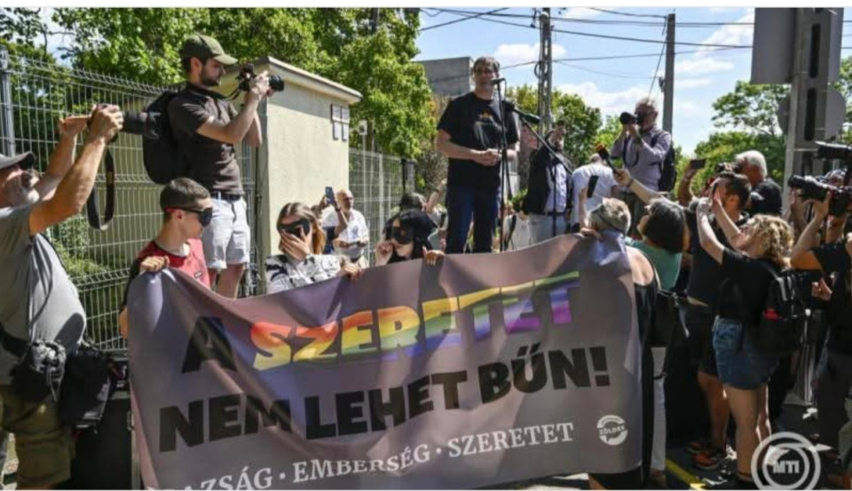 ÖNGÓLPARÁDÉGyanúsítottként hallgatták ki Karácsony Gergely főpolgármestert a Budapest Büszkeség (Budapest Pride) rendezvény szervezése ügyében pénteken Budapesten.Karácsony Gergely a Készenléti Rendőrség Nemzeti Nyomozó Iroda Labanc utcai épületében tartott gyanúsítotti kihallgatása után újságíróknak elmondta: gyülekezési joggal való visszaéléssel gyanúsítják.A gyanúsítás lényege, hogy a rendőrség által megtiltott rendezvényt megszervezte, illetve azon történő részvételre buzdított - közölte a főpolgármester, aki nevetségesnek nevezte az eljárást, mert - mint fogalmazott - a fővárosi önkormányzat "nem tud a gyülekezési joggal visszaélni, mert nincs neki olyan".Karácsony Gergely azt mondta: az eljárást megalapozatlan tartja és panasszal él majd.Közölte: a kihallgatáson kérdésekre nem válaszolt, nyilatkozatott tett, amelynek lényege, hogy a júniusi rendezvény a fővárosi önkormányzat eseménye volt, és mint ilyen, nem vonatkozik rá a gyülekezési törvény.Az eljárás során mindenki "végtelenül udvarias volt", és "mindenki végtelenül kellemetlenül érezte magát" - mondta Karácsony Gergely, megjegyezve, hogy ő és ügyvédje érezte talán a legkevésbé kellemetlenül magát. "Nem tudok (…) a nyomozóhatóság munkatársaira haragudni, egyszerűen arra a politikai hatalomra haragszom, amely ezt az egész folyamatot elindította" - fogalmazott.Karácsony Gergely szerint a Budapest Pride ügyében "olyan politikai öngólt még senki nem rúgott, mint Orbán Viktor".A főpolgármester beszámolója szerint a nyilatkozattételt követően a rabosítás "egy szerény formája" történt, fényképeket készítettek róla.Karácsony Gergely az eljárást egy "örkényi abszurd drámának" érezte.Közölte, meglepődne, ha a bíróság elé kerülne az ügy. Szerinte a nyomozást megpróbálják majd valahogy "elfektetni a parlamenti választásokig".A főpolgármester a kihallgatását követően először a mellette kiálló szimpátiatüntetés résztvevőihez szólt, és arról beszélt: Budapest egy hónappal ezelőtt megüzente az egész világnak, hogy egy szabad és szolidáris város. Azért vonultak fel, mert egy olyan országban szeretnének élni, ahol a jog nem a hatalmat, hanem a polgárokat védi - mondta Karácsony Gergely hangsúlyozva: "vagy együtt vagyunk szabadok, vagy egyikünk sem az". (MTI)A kormánypárt vagy inkább a NER öngólparádéja folytatódik. Már annyira elhülyültek, hogy azt sem ismerik fel, mikor kellene elengedni egy történetet, kussolni és úgy tenni, mintha semmi nem történt volna. Ehelyett a saját kezükkel faragnak hőst Karácsony Gergelyből és aztán csodálkoznak, hogy miért egyre népszerűbb. Erőlködnek ezzel az erőfitogtatással, de ez sem működik, már csak egy fogatlan kutya rekedt csaholása.
