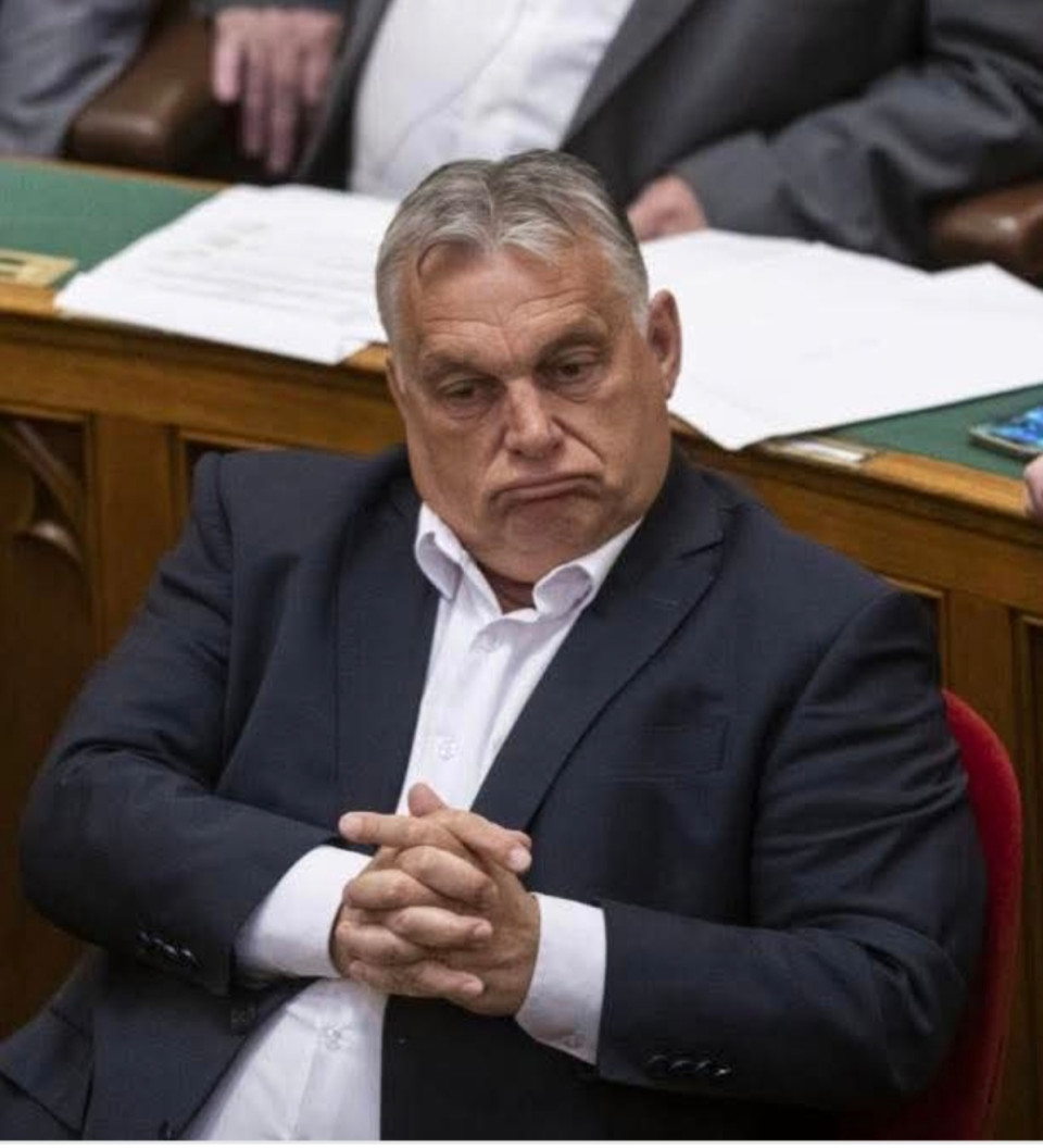 Huszti Péter irása35 éve politizál életvitelszerűen. Pártjának a kezdetektől korlátlan ura, egy pisszenés nem sok, annyi sem hangozhat el, ami nincs ínyére. Összesen 15- éve vezeti ezt az országot, kétharmados többsége, teljhatalma van az állami intézményrendszer, a bíróságok, a média, a szórakoztatóipar, a gazdaság fölött. Az EU minden képzeletet felülmúló összegekkel támogatta a nyugati felzárkózásunkat, a Marshall-terv aprópénz volt ehhez képest. Egy minden szempontból élhető, gyarapodó országgá tehette volna a hazáját, bizakodó, elégedett, dolgos emberekkel. Senki és semmi nem gátolhatta volna meg ebben.Nem ezt tette. Módszeresen, tudatosan eljátszotta minden esélyünket, lehetőségünket a jobb életre. Inkább valamiféle Soros-tervről fantáziál, világösszeesküvésről Magyarország ellen. Kirabolta az országot, megrabolta a lelkeinket, minden szavával mérgezi a nemzetét.Nem minősítem, mert nincsenek rá illedelmes szavak. Történelmi bűnt követett el, amelyre nincs, és nem lehet bocsánat!