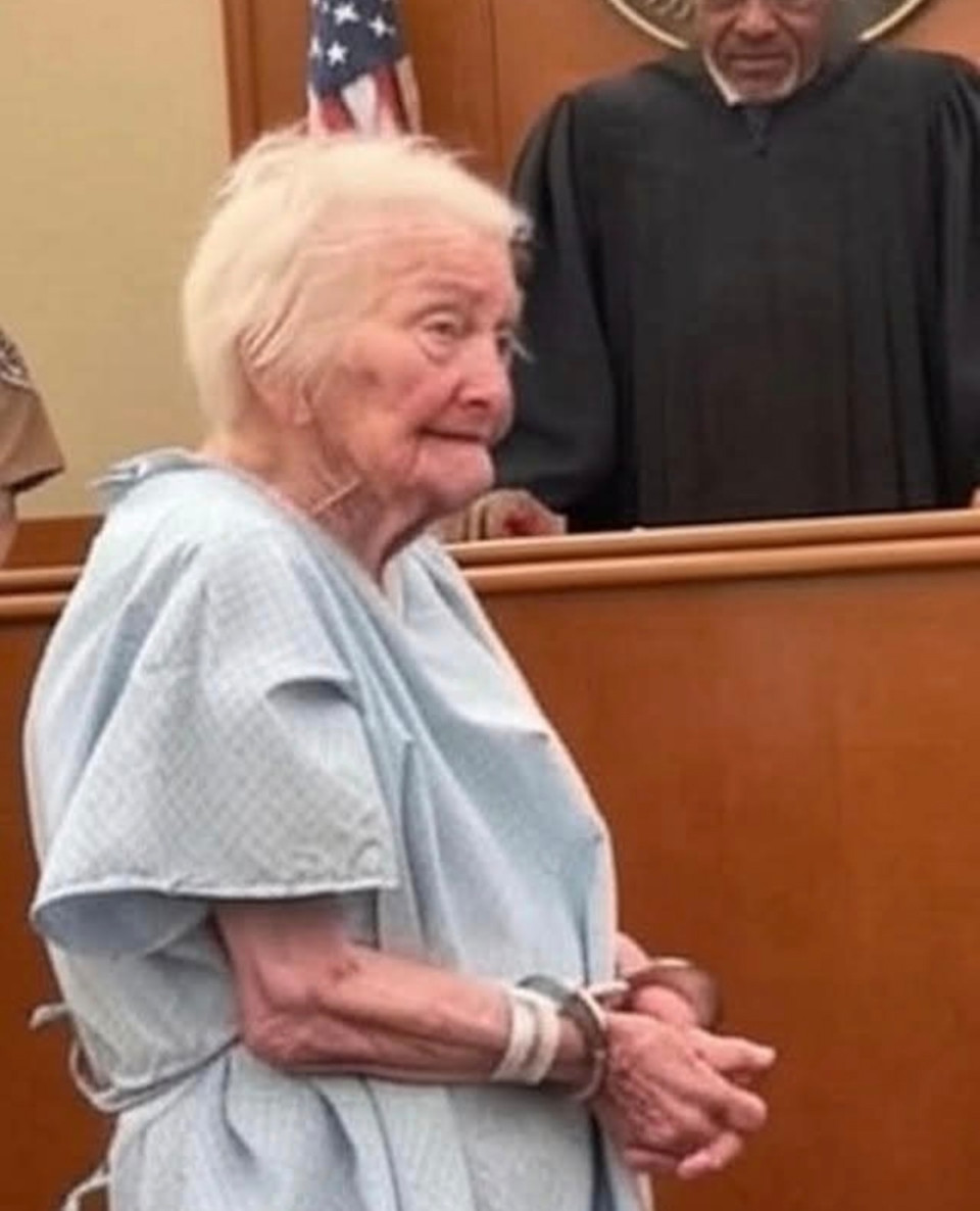 A tárgyalóteremben csend lett, amikor Helen tántorogva belépett.91 évesen alig érte el az másfél méteres magasságot. Kórházi köpenyt viselt, csuklóján bilincsek. Inkább tűnt zavart nagymamának, mint bűnözőnek.Marcus bíró átnézte az aktát: minősített lopás. Aztán felnézett rá, és figyelmesen szemügyre vette. Valami nem stimmelt.Helen és George, a 88 éves férje, 65 éven át egyszerű életet éltek.Mindennapjaik George szívgyógyszerei köré szerveződtek — tizenkét tabletta naponta, amelyek életben tartották. Szerény nyugdíjukból mindig valahogy kijöttek... egészen a múlt hétig, amikor egy elmaradt befizetés miatt megszűnt a kiegészítő biztosításuk.A gyógyszertárban Helen megtudta, hogy férje gyógyszerei többé nem 50 dollárba kerülnek havonta, hanem 940-be.Üres kézzel ment haza, és tehetetlenül figyelte, ahogy George lassan leépül. Három napig hallgatta a férfi nehéz légzését, a súlyos mellkast, a félelem nedves hangját minden egyes levegővételnél.Tudta, mi következik.És azt is tudta, hogy ezt nem engedheti.Kétségbeesve visszament a gyógyszertárba. Amikor a gyógyszerész hátat fordított, remegő kezeivel a gyógyszeres dobozokat a táskájába söpörte. Nem jutott át az ajtón: a riasztók azonnal megszólaltak.A rendőrségen annyira felszökött a vérnyomása, hogy sürgősséggel kórházba vitték.És most ott állt a bíró előtt, még mindig a köpenyben, bilincsben.— Sose gondoltam, hogy ide jutok, bíró úr — suttogta megtört hangon.Marcus bíró rápillantott az iratokra, majd Helenre. Álla megfeszült.— Alguacil, vegyék le róla a bilincset. Azonnal.Ezután az ügyész felé fordult.— Minősített lopás vádja? Ezért?Helen zokogni kezdett.— Nem kapott levegőt... Nem tudtam, mit tehetnék még.A bíró hangja betöltötte a termet:— Ez az asszony nem bűnöző. Ő a saját rendszerünk kudarcának áldozata.A vádakat azonnal ejtette.Majd olyat tett, amit senki sem várt: rendkívüli szünetet rendelt el, és személyesen hívta fel a kórház szociális munkásait, hogy még aznap lássák el George-ot.— Mrs. Miller egy centet sem fog fizetni a kórházi ellátásért — rendelkezett a pulpitus mögül. — A férje pedig még ma megkapja a gyógyszereit. Ma. Nem holnap.Amikor később az újságírók megkérdezték, miért avatkozott be, Marcus bíró nyugodtan válaszolt:Néha az igazságszolgáltatás azt jelenti, hogy felismerjük: a rendszer nem működik.Ez az asszony nem tolvaj. Hős.