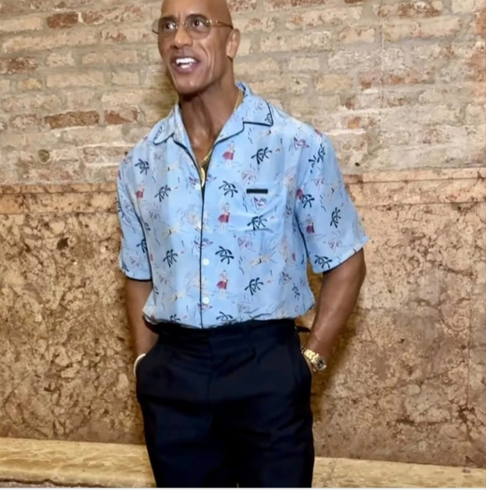 Dwayne "The Rock" Johnson  a Velencei Filmfesztiválon mutatta be új, karcsúbb külsejét.A "The Smashing Machine" című film kedvéért jelentős súly- és izomtömeget adott le, hogy élethűen alakíthassa Mark Kerr MMA harcost, akinek a karrierje során többször is változott a megjelenése és komoly gyógyszerfüggőséggel küzdött.Ehhez a szerephez Johnsonnak nemcsak a testalkatát, de az arcát és a haját is drámai módon megváltoztatták.