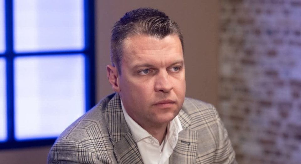 Juszt László irásaÉrdekes gondolkodásmód jellemzi a bukott sportriportert,  jelenlegi fideszes főpotentátot, Menczer Tamást.Nyilvánosan, - a Facebookon - ment neki Pilisborosjenő polgármesterének, mert az ahogyan elmondta, a helyiek kívánságára lemondta a “szép szavú” M.T. október 23.-ai beszédét. Tegyük túl magunkat azon a semmiségen, hogy miért is kell - talán csak megszokásból, vagy a kampány részeként - M.T.-nek beszédet mondania?De azzal indokolta, hogy nem érti miért ennyire barátságtalan vele a polgármester, amikor korábban még “könyörgött neki” egy milliárdos szennyvízberuházásért.Ha így is volt, ki az a M.T., hogy könyörögni kell nála azért, ami teljesen normálisan járna egy településnek? Talán a saját zsebéből adta? Vagy abból a költségvetésből, amibe - mások mellett  - a pilisborosjenőiek is befizették az adóikat?Kik vagytok ti, hogy könyörögni kell nálatok, csak azért mert - elég kétes módon - választást nyertetek? Mitől vagytok ti többek, akik eldönthetitek, hogy ki éljen vagy ne éljen - jobban? Ha semmi másért, ezért a gondolkodásmódért is takarodnotok kell!