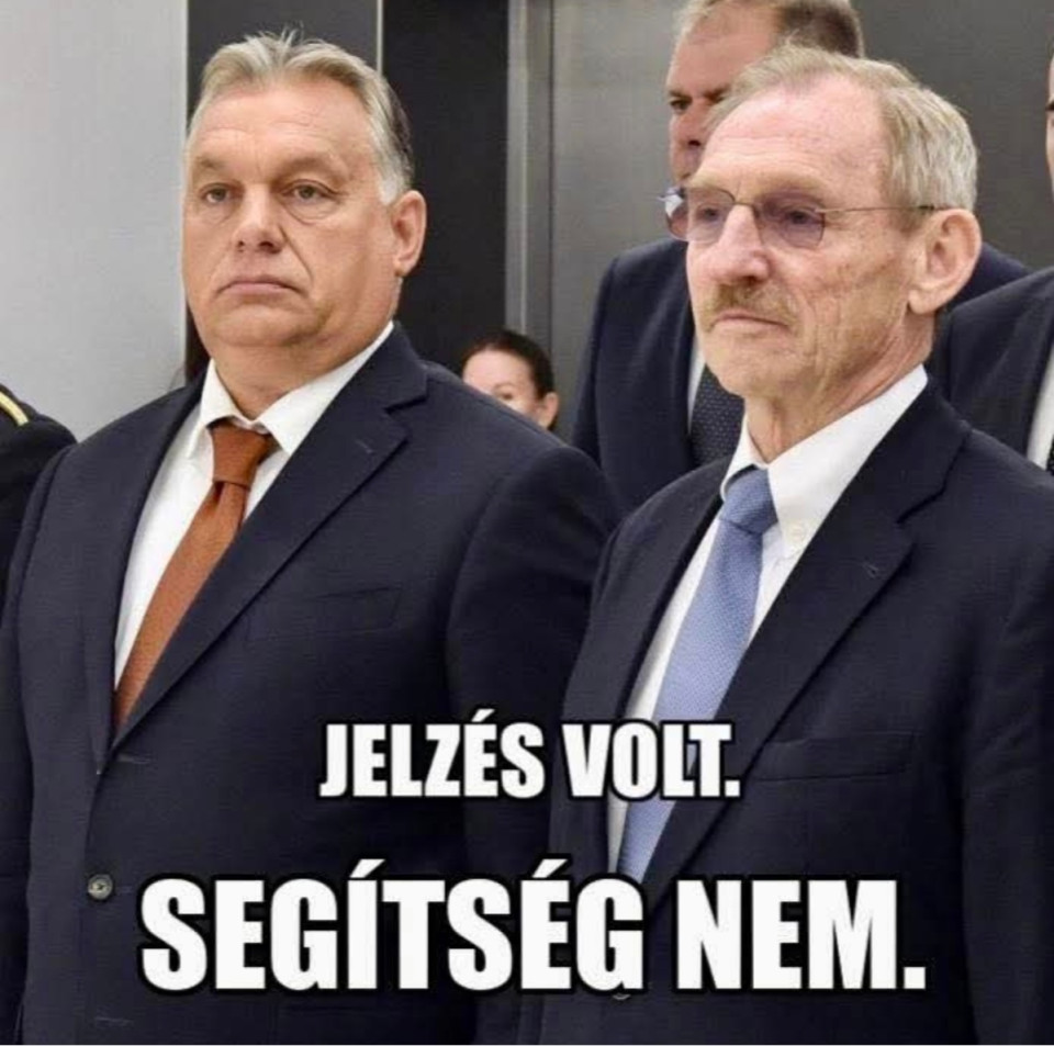 Fekete-Győr András írásaMiszterelnök úr, remélem, két koktél között méltóztatik arra is szakítani némi időt a horvát napsütésben, hogy megérdeklődje Pintér Sándor kollégájánál, hogyan fordulhatott elő az, hogy a gyermekvédelminek nevezett rendszerük süketnek és vaknak bizonyult, amikor egy 22 hónapos kislány életét kellett volna megmenteni?Hétfőn reggel egy kislány eltűnt az otthonából Miskén. Rendőrök, polgárőrök, speciális keresők és önkéntesek százai keresték órákon át, de már csak a holttestét találták meg a helyi focipálya mellett, egy pokrócba csavarva. A gyilkossággal az anya új élettársát gyanúsítják.A család nem volt ismeretlen a hatóságok előtt. Tavaly novemberben egy buszon hívták rájuk a rendőrséget, mert a szülők ütötték és rángatták a gyerekeket, a bejelentő szerint a kislány arcán lila folt volt látható. Idén januárban a miskei körzeti megbízott ment ki egy hangos családi veszekedés miatt, ami után a rendőrség hivatalos jelzéssel élt a gyermekjóléti szolgálat felé.Pintér Sándor belügyminiszter azonnali magyarázattal tartozik: történt-e bármi a hivatalos jelzés után? Volt-e a gyermekjóléti szolgálatnak egyáltalán kapacitása, erőforrása, vagy akár csak szándéka, hogy érdemben foglalkozzon a családdal? Vagy ez az eset is csak egy újabb tragikus bizonyítéka annak, hogy a hangzatos propagandával ellentétben a magyar gyermekvédelmi rendszer valójában romokban hever?Romokban, mert a jelzőrendszer csak egy üres szólam abban az országban, ahol a szociális munkások és a gyermekvédelmi szakemberek megalázó bérekért próbálnak emberfeletti munkát végezni.Romokban, mert nincs elég ember, aki egyáltalán érdemben tudna foglalkozni a beérkező jelzésekkel, a meglévők pedig beleroskadnak a terhekbe vagy elhagyják a pályát.Romokban, mert milliárdok jutnak gyűlöletkeltő plakátokra „gyermekvédelem” címszóval, de a valódi védelemre, a terepen dolgozókra, a krízisotthonokra már nem marad pénz.A rendőrség közleménye szerint a buszos esetnél azért nem történt érdemi intézkedés, mert „a bejelentőn kívül senki nem jelezte, hogy bántalmazták volna bármelyik gyereket”, a szülők pedig azzal magyarázták a helyzetet, hogy csak feszültek voltak, mert a kislánynak „jön a foga”. A januári családi veszekedésről a rendőrség azt mondja, „ekkor sem merült fel, hogy bárki is bántalmazta volna a gyerekeket”, de „ettől függetlenül az eset után a rendőrök jelzéssel éltek a gyermekjóléti szolgálatnak”.Ez az érvelés azért abszurd és elfogadhatatlan, mert leleplezi a rendszer teljes csődjét. A két bejelentésnek ugyanis egyértelmű jelzésnek kellett volna lennie, hogy a gyermekek veszélyeztetett környezetben élnek. Egy működő gyermekvédelem nem vár passzívan, ölbe tett kézzel a következő segélykiáltásra. Hanem proaktívan cselekszik: a családot szoros felügyelet alá helyezi, a körülményeket pedig érdemben kivizsgálja.Az önök rendszere azonban nem ezt tette. Csak várt. És a néma tehetetlenségben egy kislány végül meghalt.Miniszterelnök úr: ez a tragédia nem a véletlen műve. Ez annak a politikának a borzalmas és egyenes ágú következménye, amely a látszattal és a propagandával törődik, de a valósággal nem.Ön és Pintér Sándor azonnali magyarázattal tartozik, hogy miért hagytak ismét cserben egy gyermeket, miközben a saját rendszerük jelzései alapján pontosan tudniuk kellett volna, hogy a biztonsága veszélyben van.