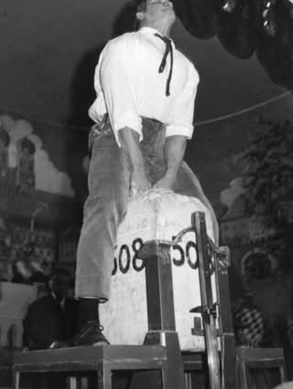 Arnold Schwarzenegger 1967-ben megdöntötte a bajor kőemelési rekordot, A feladat egy 254 kilogrammos kő minél magasabbra emelése. Az emelést hidegen kellett végrehajtani, bemelegítés vagy felkészülés nélkül.