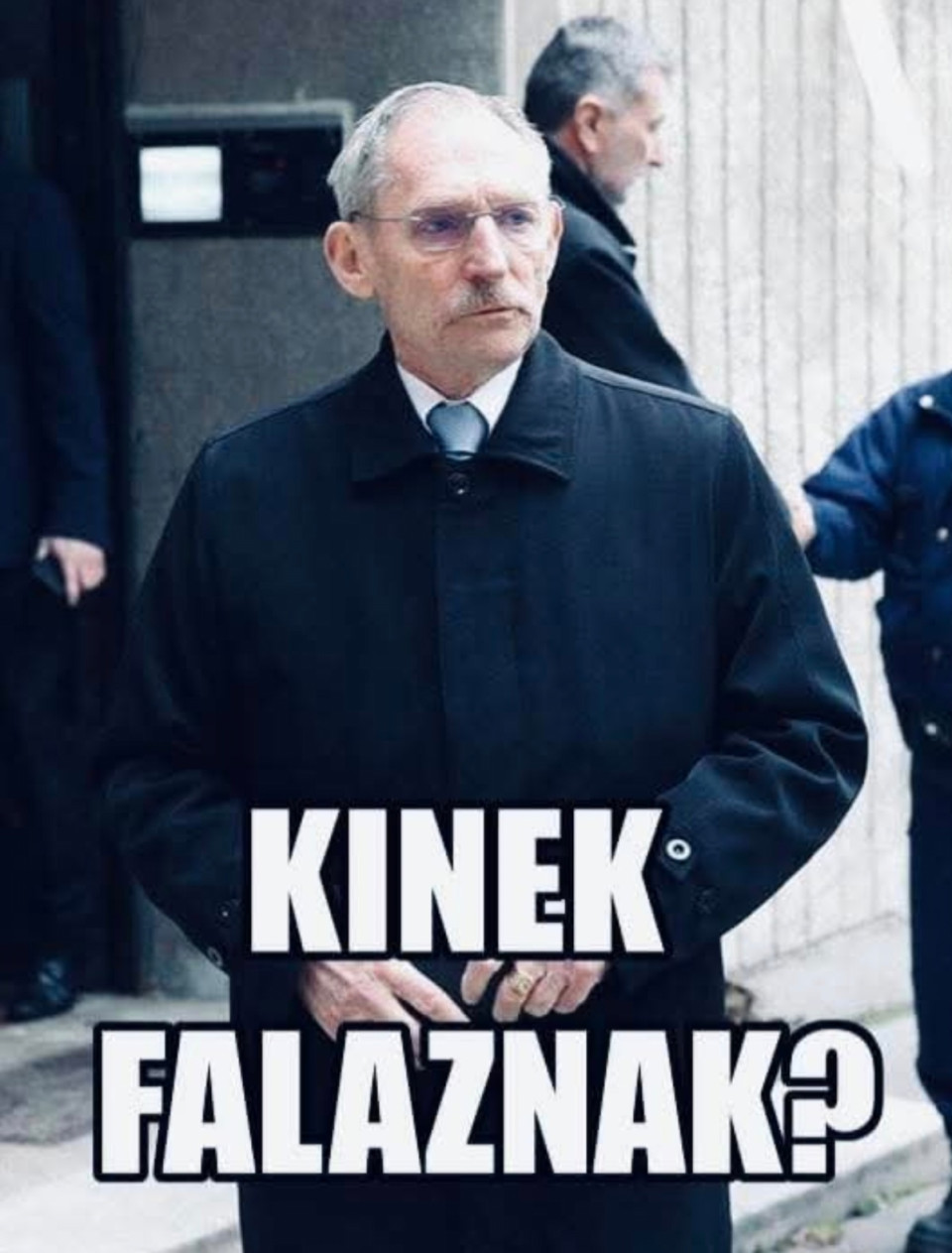 Fekete-Győr András írásaBelügyminiszter úr, be kell valljam, alábecsültem önöket. Nem hittem, hogy a kegyelmi ügy után lehet még lejjebb, de amit a Szőlő utcai javítóintézet igazgatójának ügye kapcsán művelnek, talán még azt is alulmúlja.A fővárosi gyermekvédelem egyik korábbi vezetője, Kuslits Gábor a minap egy interjúban vallott arról, miről suttog évek óta rettegve a szakma. A Szőlő utcai intézetben, aminek az igazgatója, Juhász Péter Pál néhány hónapja emberkereskedelemért került előzetes letartóztatásba, a szakmában keringő információk szerint komplett pedofilhálózat működött két magas rangú kormányzati politikus védelme alatt. Az otthonból fiatalokat szállíthattak orgiákra, kifejezetten az ön politikustársainak megbízásából – az egyiküknek fiúkat, a másikuknak lányokat vihettek.Belügyminiszter úr, árulja el: hogyan lehetséges az, hogy miközben a teljes gyermekvédelmi szakma egy politikusokig érő hálózatról suttog, az ország belügyminiszteréhez ebből éveken át semmi nem jut el?Mennyire tartja életszerűnek, hogy egy egész állami apparátus, a bűnüldöző szervektől a kormányzati tisztviselőkig, ennyire vak és süket legyen mindarra, amit a legkiszolgáltatottabb, alulfizetett gyermekvédelmi dolgozók világosan látnak nap mint nap?Ezt a mesét ugye ön sem gondolja komolyan?Csak nem azért nem indítottak soha érdemi vizsgálatot, mert pontosan tudták, hova vezetnének a szálak? Mi más magyarázhatná, hogy 2011-ben, alig egy évvel a kormányváltás után, visszahelyezték a hatalomba azt a Juhász Péter Pált, akit korábban egyszer már eltávolítottak a rendszerből egy gondozott lánnyal való helytelen kapcsolata miatt? Hogy ugyanez az ember még tavaly is átcsúszhatott a kegyelmi ügy után bevezetett, szigorúnak hazudott ellenőrzésen, hacsak nem az az ok, hogy önöknek valójában sosem volt valódi céljuk lebuktatni a Vásárhelyi Jánoshoz, Kónya Endréhez és Juhász Péter Pálhoz hasonló ragadozókat?Belügyminiszter úr: két forgatókönyv lehetséges. Az egyik, hogy ön annyira nem ura a helyzetnek, hogy a saját rendszerében a legmélyebb mocsok is feltűnés nélkül burjánozhat. Ebben az esetben haladéktalanul le kell mondania, és átadnia a helyét olyasvalakinek, aki legalább az alapvető miniszteri kötelezettségeinek eleget tud tenni.A másik, hogy valójában pontosan tudta, mi zajlik a színfalak mögött, a hallgatásával és tétlenségével mégis készséggel asszisztált ehhez a gyalázathoz. Ebben az esetben nem lemondania kell, hanem a bíróság előtt felelnie a tetteiért.Bármelyik forgatókönyv igaz, a végeredmény ugyanaz: az önök szörnyállama a bűnösöket védi, nem a gyerekeket. Ha abban reménykednek, hogy az örökkévalóságig folytathatják a Jeffrey Epsteint megszégyenítő sötét üzelmeiket, jobban el vannak tévedve, mint gondoltuk. A rendszerváltás után a független igazságszolgáltatás minden ilyen ügyet fel fog deríteni, a felelősök pedig – politikai rangtól függetlenül – meg fogják kapni a méltó büntetésüket.