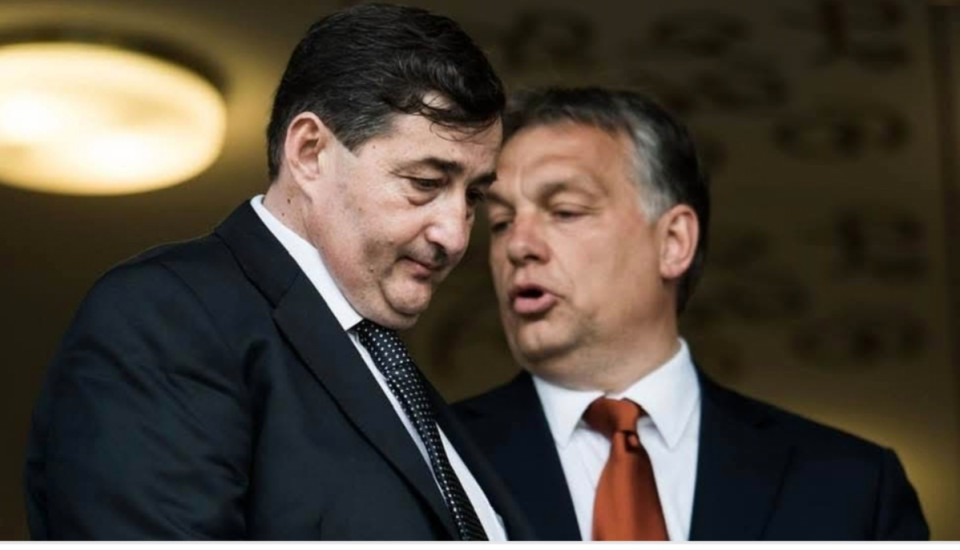 Magyar Péter írásaCsak összejött a nagy találkozás a napfényes Adrián, Brač szigetén a luxizó miniszterelnök és az oligarchája, Mészáros Lőrinc között. Egyikük sem gyalog érkezett, Orbán egy másik oligarcha kétmilliárdos, Mészáros a “saját” 22 milliárdos luxusrepülőjén.Orbán persze még a luxusnyaralásán is uszít és hazudozik. Másokat vádol adóemeléssel és benzináremeléssel, miközben ő maga több tucat adót vezetett be és emelt meg és közben az angol királynál négyszer gazdagabbá tette a mi pénzünkön a strómanját, valamint felhúzott magának egy 20 milliárdos uradalmi birtokot.Lassan véget ér a tolvajok nyara.