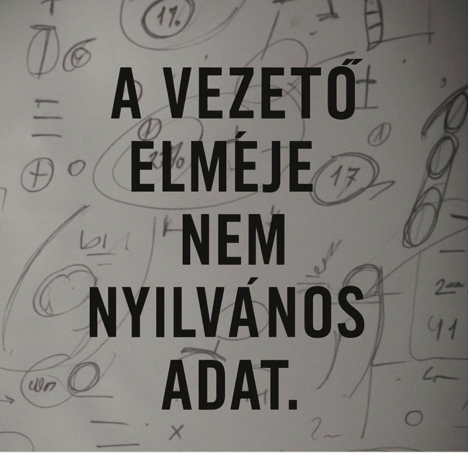 Tarjányi Péter írásaTisztelt Kormányzati Kommunikáció!Soha – ismétlem, soha – nem ad ki egyetlen profin működő ország sem olyan anyagot, mint amit tegnap láttunk.A miniszterelnök kézzel írt jegyzete nem „ártatlan firka” egy interjú alatt, hanem pszichológiai profil-térkép.Ilyet nem mutat meg egy vezető, és pláne nem publikál egy kommunikációs stáb.Mert minden vonal, minden szám, minden irányjel információ – egy vezető gondolkodási szerkezetéről, döntési logikájáról, stresszreakcióiról.Egy ilyen lap aranybánya minden hírszerző szolgálatnak, keleten és nyugaton egyaránt.Aki azt mondja, hogy ebben a rajzban nincs titok, nincs lelepleződés – az ostoba.Ez nem esztétika kérdése, hanem nemzetbiztonsági alapelv:a vezető elméjét nem mutatjuk meg a világnak.Mert ami egy miniszterelnök fejében van – az a haza védelmi vonala.És ha én képes vagyok olvasni benne – más is tud.Adott esetben meg jobban is.Ostobák!