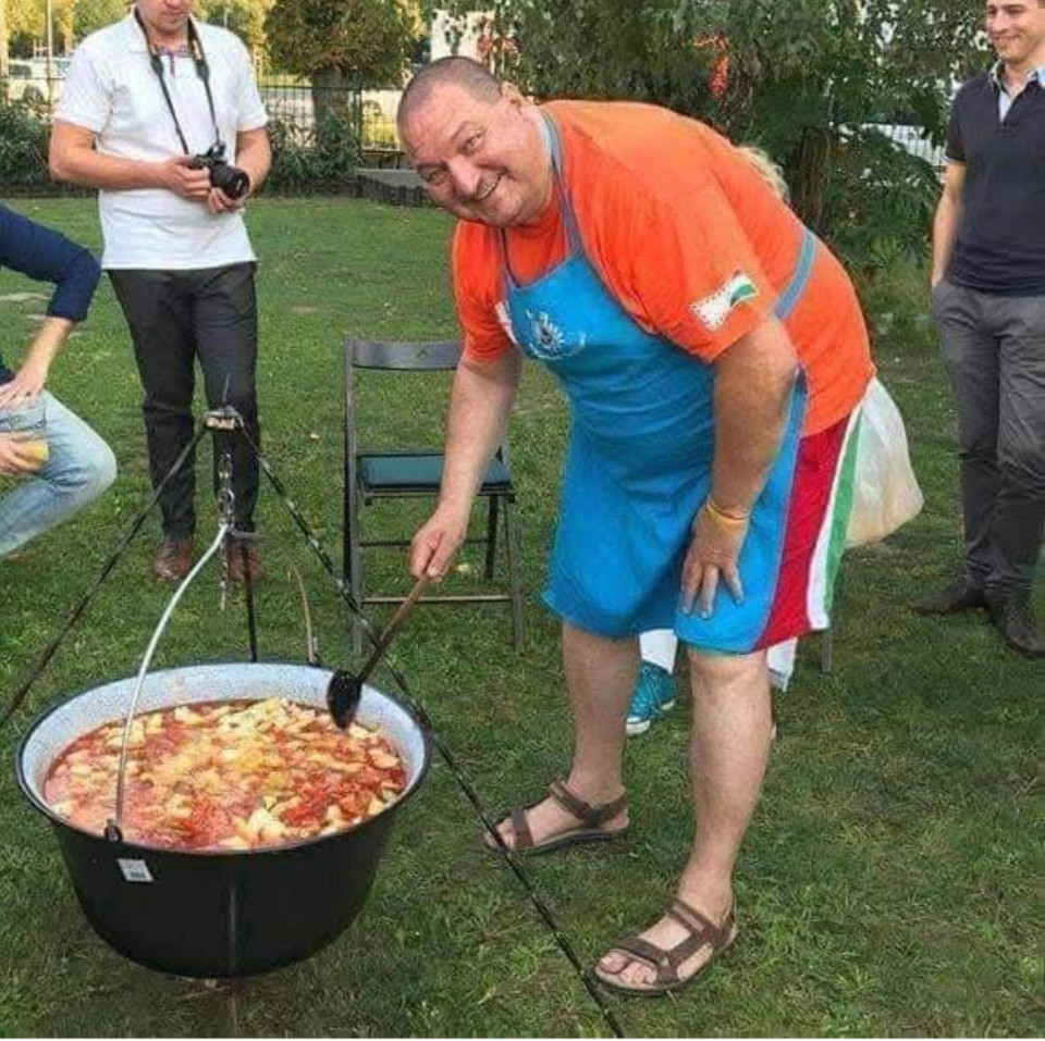 Juszt László írásaÁllítólagos rendszerhiba miatt elveszett pacalos Németh Szilárd alapítványa elleni per május 22-i tárgyalásának hivatalos videó felvétele.A csepeli klub azért perelte be a Fidesz elnökét, pacalos Némethet, mert 534 millió forintot követel tőle. A klub azt állítja, hogy Németh lenyúlta a Klub pénzét,- azt a magánalapítványába vitte, s abból építette meg saját birkózó akadémiájának épületét.  Ezek semmit nem szégyellnek! S minden hangszeren játszanak már a kezdetektől fogva.Íme néhány példa. Nyom nélkül tűntek el a Fidesz első adócsaló cégeinek dokumentumai két “török vendégmunkásnál”, - Kaya Ibrahimnál és Joszip Totnál - akik erről mit sem tudtak.Nem lett soha nyilvános a Fidesz székház eladási akciójának dokumentációja, amelynek bevételéből vették meg Orbán édesapjának a kőbányát, ahol korábban MSZMP pártitkárként működött.Simicska rövid, de heves lefolyású APEH elnöksége alatt - egy hétvégi üzemzavarban - minden addigi piszkos fidesz üzlet vizsgálati anyagai “vesztek el”.Pillanatok alatt tűntek el Tiborcz Elios nevű cégének dokumentumai is, amikor az OLAF vizsgálata szerint 17 pályázat esetén szervezett csalási mechanizmus fedeztek fel. Ebben az esetben az uniós támogatásról is lemondott Orbán, csak ne derüljön ki a “nemzet vejének” disznósága. Az Unió helyett velünk fizettette ki az elcsalt milliárdokat.Eltűnt és a többség már meg is feledkezett a - HT Division Zrt. — Gidrán páncélosok beszerzésének dokumentumairól.Az, hogy a külügyben a lélegeztető gép beszerzésének dokumentumait - a törvény ellenére - egyszerűen ledarálták, ez akkor egy icipicit  erősnek tűnt. De hamar túllépett ezen is a köztudat.Ez az a néhány ügy, ami pár perc alatt jutott az eszembe. De ha egy kicsit tovább gondolkodunk még mi mindenre fogunk emlékezni? És még mi minden fog eltűnni?