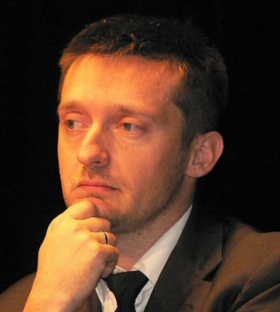 Tarjányi Péter írása Közkívánatra: hogy látom én Rogán Antalt?Biztonságpolitikai profil - röviden Rogán Antal nem politikus a klasszikus értelemben.Ő rendszerépítő.A hatalom technológusa, aki nem a szavakból, hanem az adatból, a struktúrából és a kontrollból él.Nem szónok, nem stratéga, hanem programozó típusú hatalmi ember: leírja, hogyan működjön a rendszer – és az működik.A politikában ritka az ilyen személyiség.Ő nem befolyásolni akarja az embereket, hanem kódolni a valóságot.A propagandát soha nem hittként kezelte, hanem technológiai eszközként.Az ő világában a hír nem igaz vagy hamis, hanem hasznos vagy felesleges.Rogán nem szívből dolgozik, hanem algoritmusból.Ez az ereje és a gyengesége is.Mert amit épít, az működik, de soha nem él.Ezért a rendszer, amit kiszolgál, nem tud szeretetet vagy hitet generálni – csak engedelmességet.És ez idővel minden rendszert megöl.Ő a hatalom hideg agya.Nem mozdul, nem érvel, nem látszik.De minden szálat ismer, minden adatot lát, és minden mozdulatot előre kalkulál.Ha a NER test, akkor ő az idegrendszer – láthatatlan, de minden izmot ő mozgat.A legtöbben félreértik Rogánt.Ő nem gonosz, nem bosszúálló, nem is dühös.Csak meggyőződése, hogy az ember kezelhető adat.És ebben a hitben minden döntése logikus.Rogán Antal nem a hatalom arca, mint Orbán.Nem is a hatalom reflexe, mint Szijjártó.Ő a hatalom KÓDJAINAK ÍRÓJA…Aki nélkül a rendszer még állna, de már nem működne.A Fidesz történelmében különösen Rogán Antal profilja után két kérdésre nem tudom a választ…Ki írta anno a “kódot”?És ki meri majd egyszer újraírni.Kérlek add tovább a posztom és kövesd az oldalt. Köszönöm.