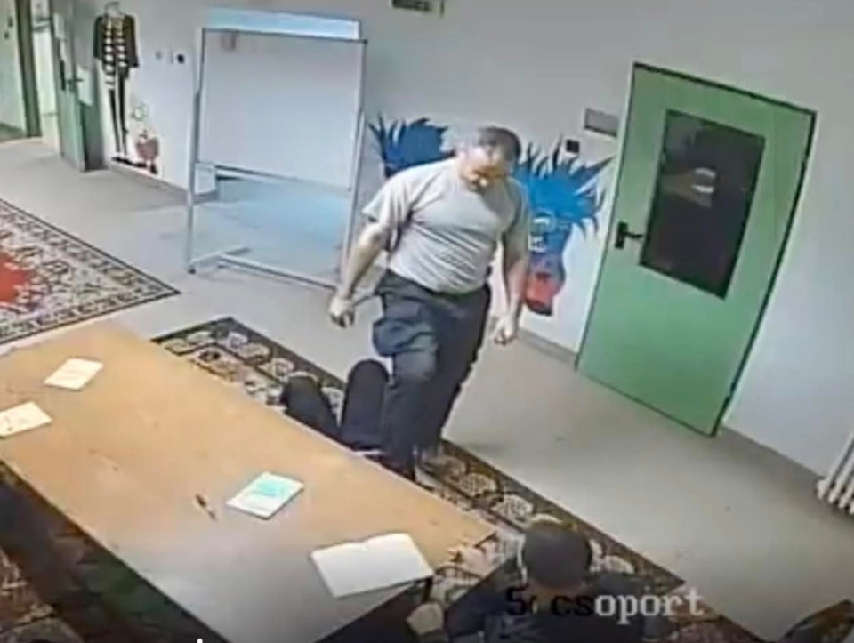 Elértük: lemondott a Szőlő utcai javítóintézet megbízott igazgatója!A képen Kovács-Buna Károly látható, aki Juhász Péter Pál letartóztatása után lett megbízott igazgató a Szőlő utcában, amint éppen megtapos egy gyereket.Ma reggel megkerestem, felszólítottam a lemondásra, délután visszahívott, hogy megtette.Minden részletet megtudhatsz a holnapi videómból, nagyon durva felvételekkel illusztrálva.￼