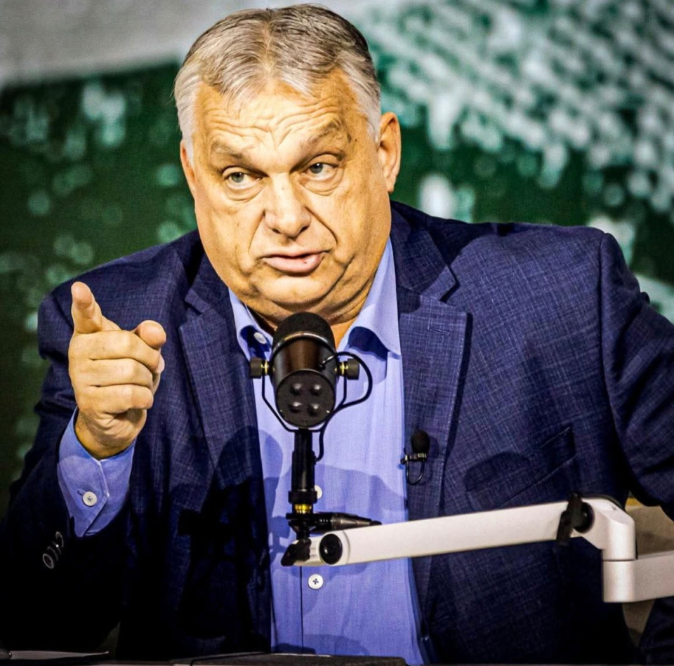 Déri Tibor irásaORBÁN VIKTOR MA KECSKEMÉTEN OLYAN IZZADTSÁGSZAGÚ MŰSORT TARTOTT, HOGY MÁR TÉNYLEG CSAK AZ NEM LÁTJA A RENDSZER FÁRADTSÁGÁT, AKI NEM AKARJA.A mai „Digitális Polgári Kör” rendezvény – vagy hívjuk inkább annak, ami volt: egy fáradt hatalom önmagát ismétlő, zilált propagandashow-ja – egészen szürreálisra sikerült. A színpadon Csiszár Jenő, aki láthatóan nem tudta, hol van, és Orbán Viktor, aki pedig túlságosan is tudta, mit szeretne hallani saját magától.A Mikulással és családi közhelyekkel indított beszélgetés már önmagában jelezte a hangulatot: Orbán olyan témákba kapaszkodott, amelyekhez évek óta visszatér, mintha az ország problémái pusztán „apukák és anyukák” logisztikáján múlnának. Közben kiderült, hogy a férfiak „jönnek-mennek”, az asszonyok meg elbírnak mindent.A műsor gerincének szánt „hét tahója” és „hét királysága” kategória önmagában paródia volt: amikor egy kormányfő stand-up keretében reagál az ország válságaira, ott valami nagyon félrement. És tényleg: Orbán gond nélkül nevezett meg mindenkit „tahónak”, aki nem ért vele egyet – Brüsszeltől kezdve az általa kreált adóemelős fantomokig.A háborúról Orbán ismét elmondta ugyanazt, amit két éve minden héten: Európa háborút akar, ő békét, de valahogy mégis közelebb kerülünk a frontra, pedig senki nem érti hogyan. A „négy fázis” elmélet pedig tényleg úgy hangzott, mintha valaki véletlenül összekeverte volna a geopolitikát egy videojáték szintjeivel.A gazdasági résznél Orbán megint önbizalommal jelentette ki, hogy a jobboldal mindig adót csökkent, mások meg mindig emelnek. Mintha az infláció, a megszorítások, a rekordmagas áfa, a banki sarcok és a különadók nem az ő kormánya alatt repültek volna az égbe. De ebben a műsorban nem a valóság számít, hanem hogy jól hangzik-e a mondat.A legkínosabb pillanat mégis az volt, amikor Orbán lényegében átvette a műsor vezetését Csiszártól. A miniszterelnök beleült a riportalany és műsorvezető szerepébe egyszerre – pontosan úgy, ahogy az ország működik: ő kérdez, ő válaszol, ő magyaráz meg mindent. A többiek pedig csak statiszták.A végén kihirdették a „hét tahóságát” és a „hét királyságát”, mintha ez bármilyen módon komolyan vehető volna egy ország jövőjéről szóló eseményen. Orbán még meglepődött is, hogy nem a női kézilabdázók győzelme lett a „királyság”. Pedig a sport mindig biztos menekülőút volt számára, de ma még ez sem működött igazán.A mai kecskeméti előadás tökéletes tükör volt:egy fáradt kormány, egy fáradt miniszterelnök, egy fáradt kommunikáció – és egy ország, amely ennél jóval többet érdemel.