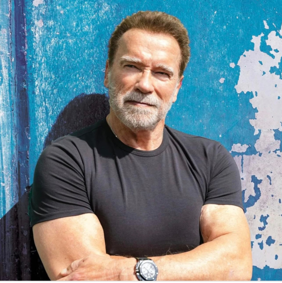 ARNOLD SCHWARZENEGGER 78 éves lett.🎂😍A színész és Kalifornia korábbi kormányzója szerint túl sok idős ember hagyja, hogy a teste leépüljön, egy olyan időszakban, amikor létezik az egészségügyi technológia, amely egészségesen és aktívan tartaná őket. Schwarzenegger a Zimmer Biomet orvostechnikai eszközöket gyártó cég mozgásügyi igazgatójaként tevékenykedik, aki aCNBC vezérigazgatói tanácsának arizonai csúcstalálkozóján így nyilatkozott: „Rendkívül fontos, hogy ne hagyjuk abba a mozgást 50 vagy 60 évesen csak ízületi problémák miatt. Ha abbahagyjuk a mozgást, az az első lépés a halál felé.”👆🏻Közel a 80-hoz a színész továbbra is edz – napi rendszerességgel, ami magában foglalja egy órás biciklizést és 45 perces súlyzós edzést –, és Schwarzenegger szerint a mozgás a kulcs az egészség megőrzéséhez 50-es, 60-as éveinkben és azon túl is.„Az a dolgom, hogy mozgásra ösztönözzem az embereket. Az egész világon, hogy felpörgessem őket, és azt mondjam, hogy minden nap lehet mozogni, edzeni.”💪🏻A Golden Globe-díjas színész első filmszerepét a Hercules New Yorkban című filmben játszotta, majd néhány kevésbé jelentős film után a Conan, a barbár című film főszerepe meghozta számára a sikert. Ezt követően bújt Terminátor bőrébe, ami a világhírnevet is hozta magával. A színész egyre több akciófilmben (Piszkos alku, Kommandó, A menekülő ember, Az utolsó akcióhős, Ragadozó, Végképp eltörölni) vállalt szerepet, de vígjátékokban is szívesen szerepelt (Ikrek, Ovizsaru, Junior, Hull a pelyhes). A Terminátor -, és A feláldozhatók-filmek mellett olyan alkotásokban kapott szerepet, mint Az emlékmás, az Ítéletnap, az Erőnek erejével, a Szupercella vagy a Nyírjuk ki Gunthert. Legutóbb a hazai mozikban a Terminátor - Sötét végzet című filmben láthattuk. Legközelebb pedig a Kung Fury - The movie-ban, az Amerikai Egyesült Államok elnökeként tűnik majd fel. A hírek szerint Schwarzenegger a jövőben visszatérhet a Ragadozó franchise-ba. Idén ősszel (igen októberben) pedig Mikulást alakít a The Man with the Bag című filmben. Hazai premierről még nincs hír.🎞️🍿Boldog Születésnapot!🥳