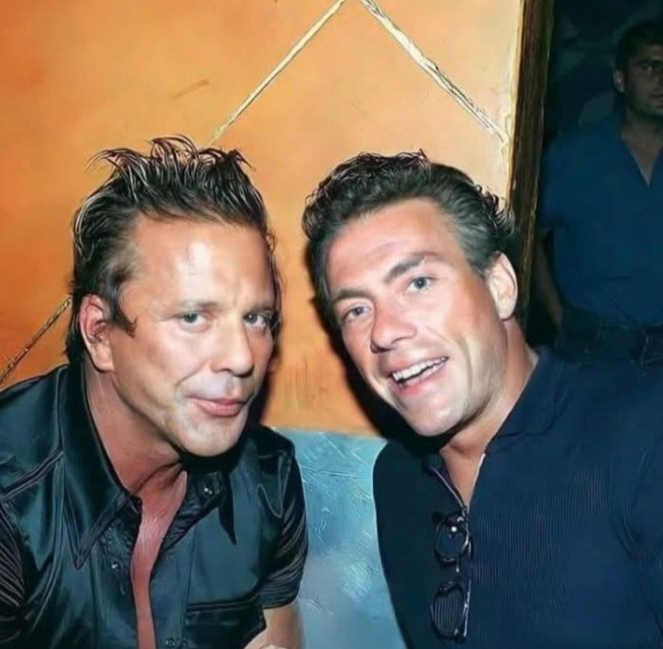 90-es évek mikor a Nyerő páros forgatásán Van Damme és Mickey Rourke olyan haverságba voltak, hogy az együtt edzés mellett az éjszakai élet királyai is voltak. Se a kokaint, se a piát, de persze a prostikat se vetették meg, sőt a verekedést se. Privát partikon, puccos éjszakai helyeken és olcsó sztriptízbárokban is rendszeresen vendégek voltak.